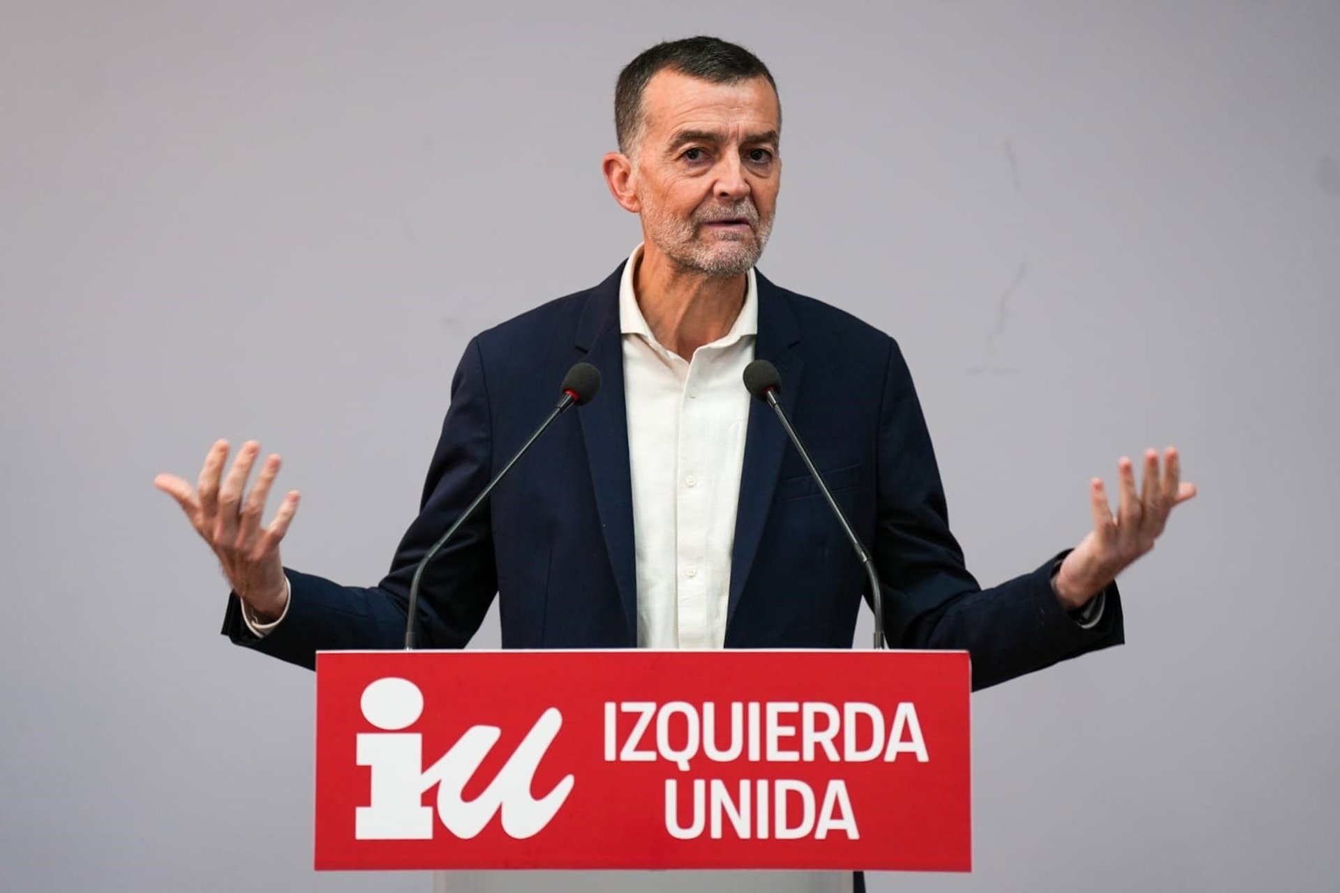 IU pide elegir rápido el candidato electoral para aprovechar el desgaste del PSOE y se desmarca del plan de Rufián