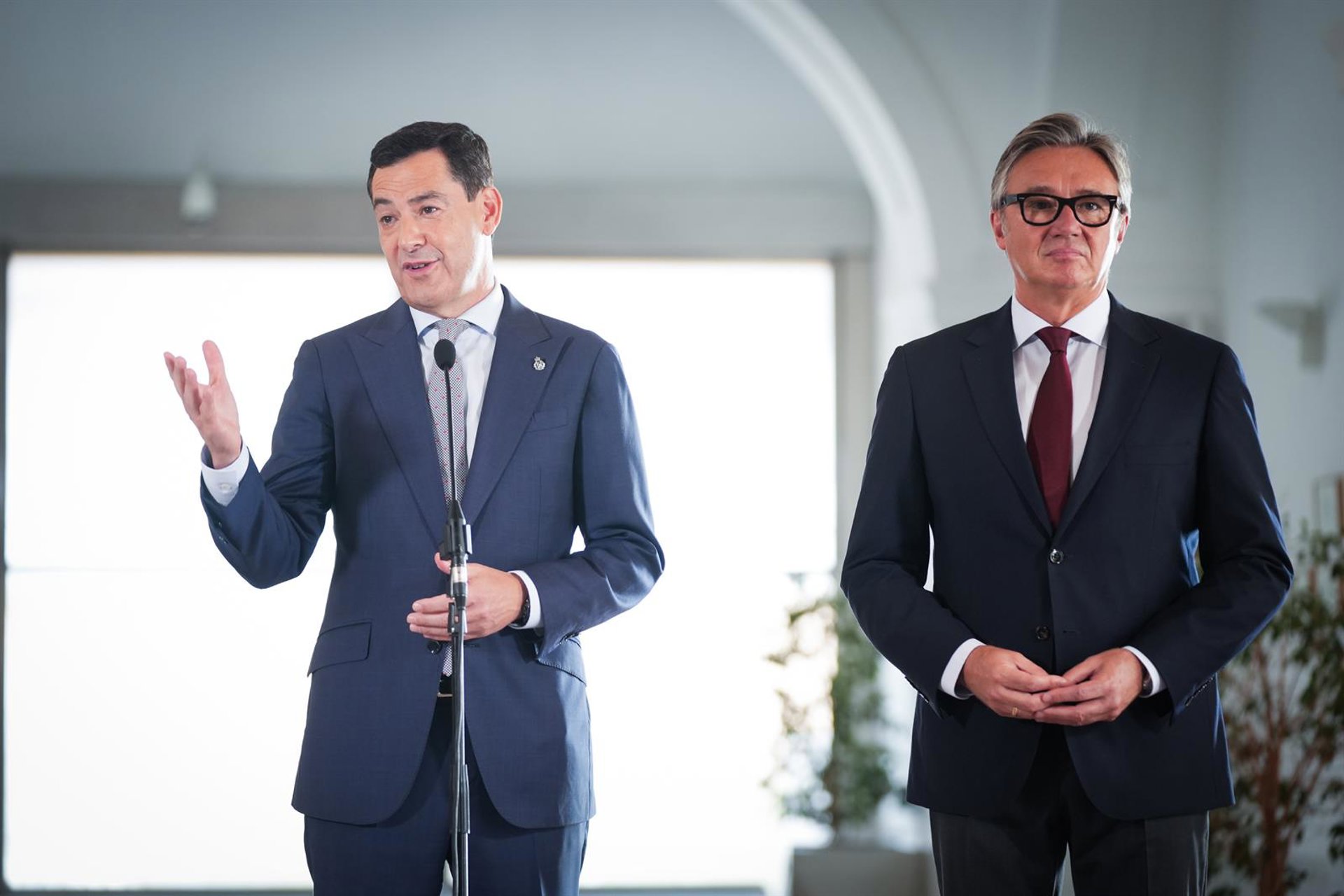 Moreno espera una legislatura «estable y cordial» con Vox pero admite «no estar contento» por no gobernar en solitario»