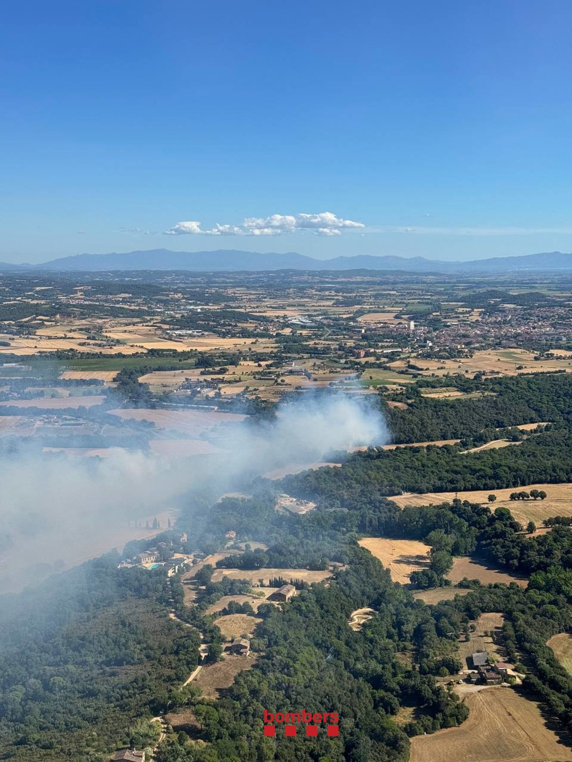 Confinados 150 niños de una casa de colonias por el incendio en la Bisbal d’Empordà (Girona)