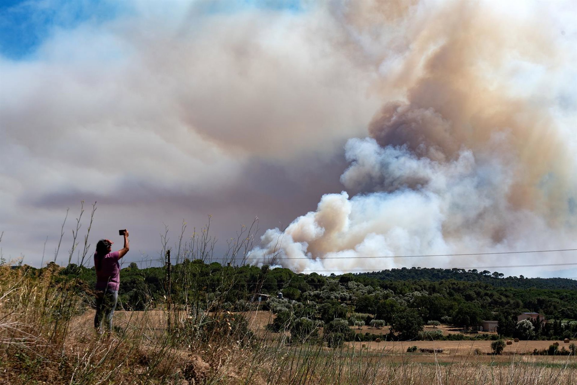 Los Bombers estabilizan el 70% del flanco derecho del incendio de La Bisbal d’Empordà (Girona)