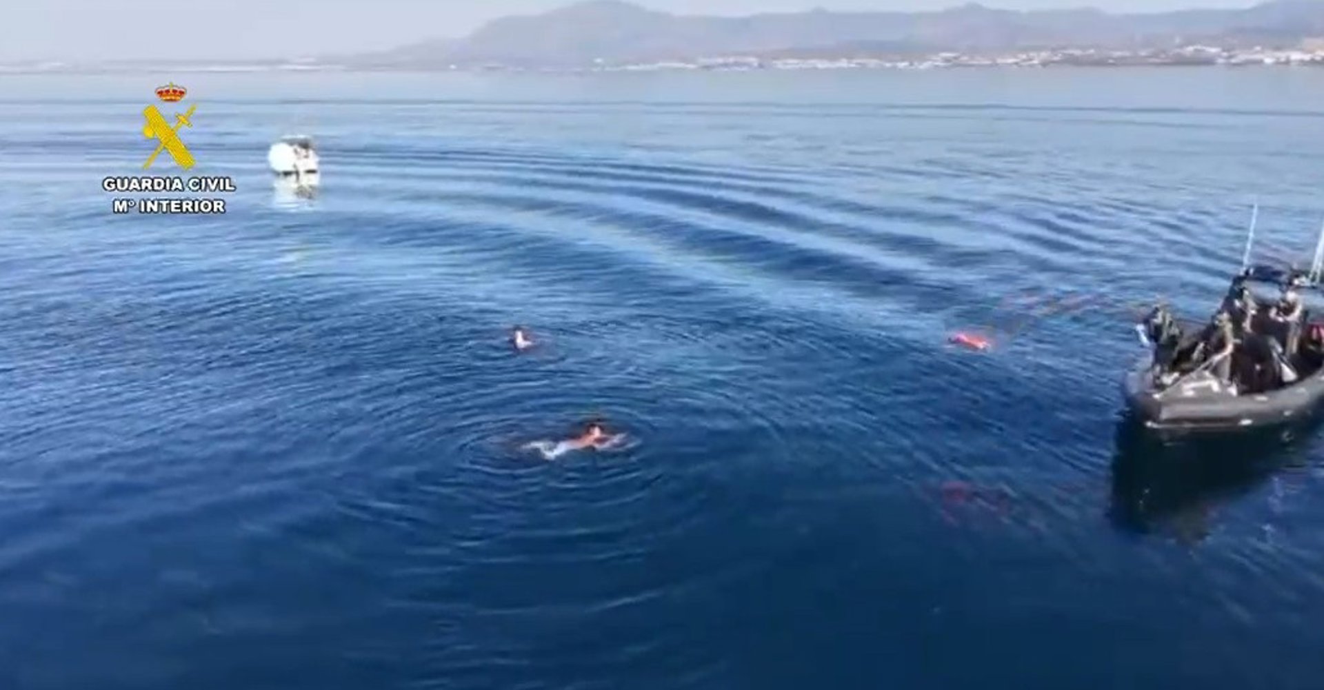 Rescatados dos pescadores que se vieron arrastrados por la corriente en alta mar en Marbella