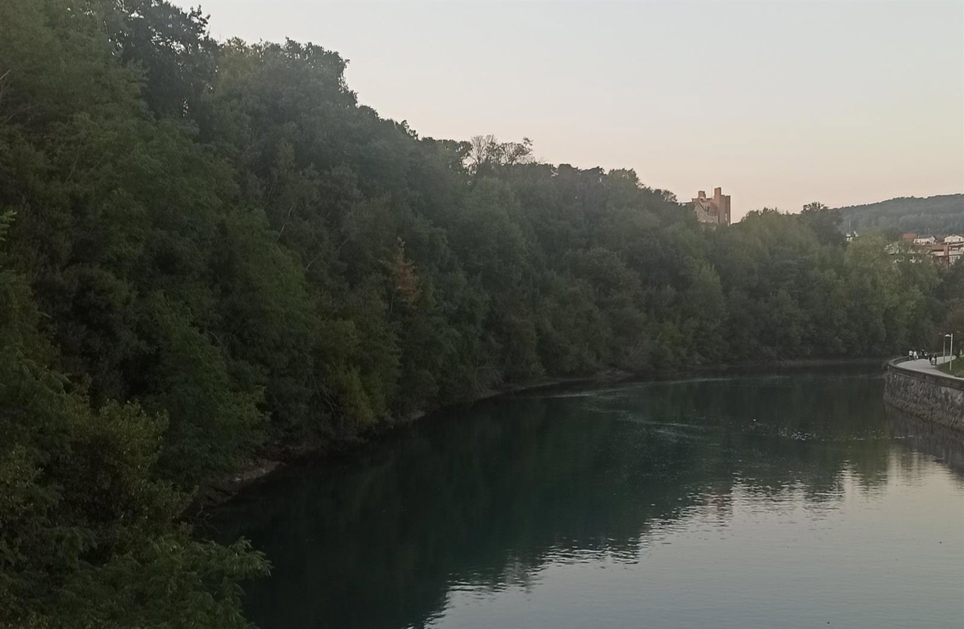 Rescatado en San Sebastián tras tirarse al río Urumea para recuperar el móvil