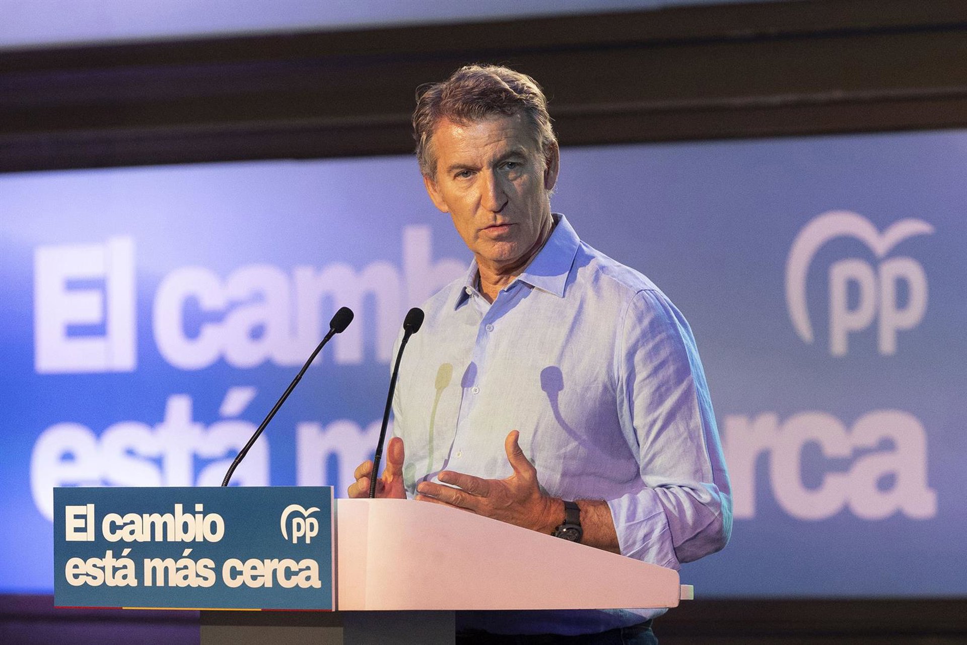Feijóo suspende agenda por el trágico incendio en Almería y estará en contacto permanente con Moreno