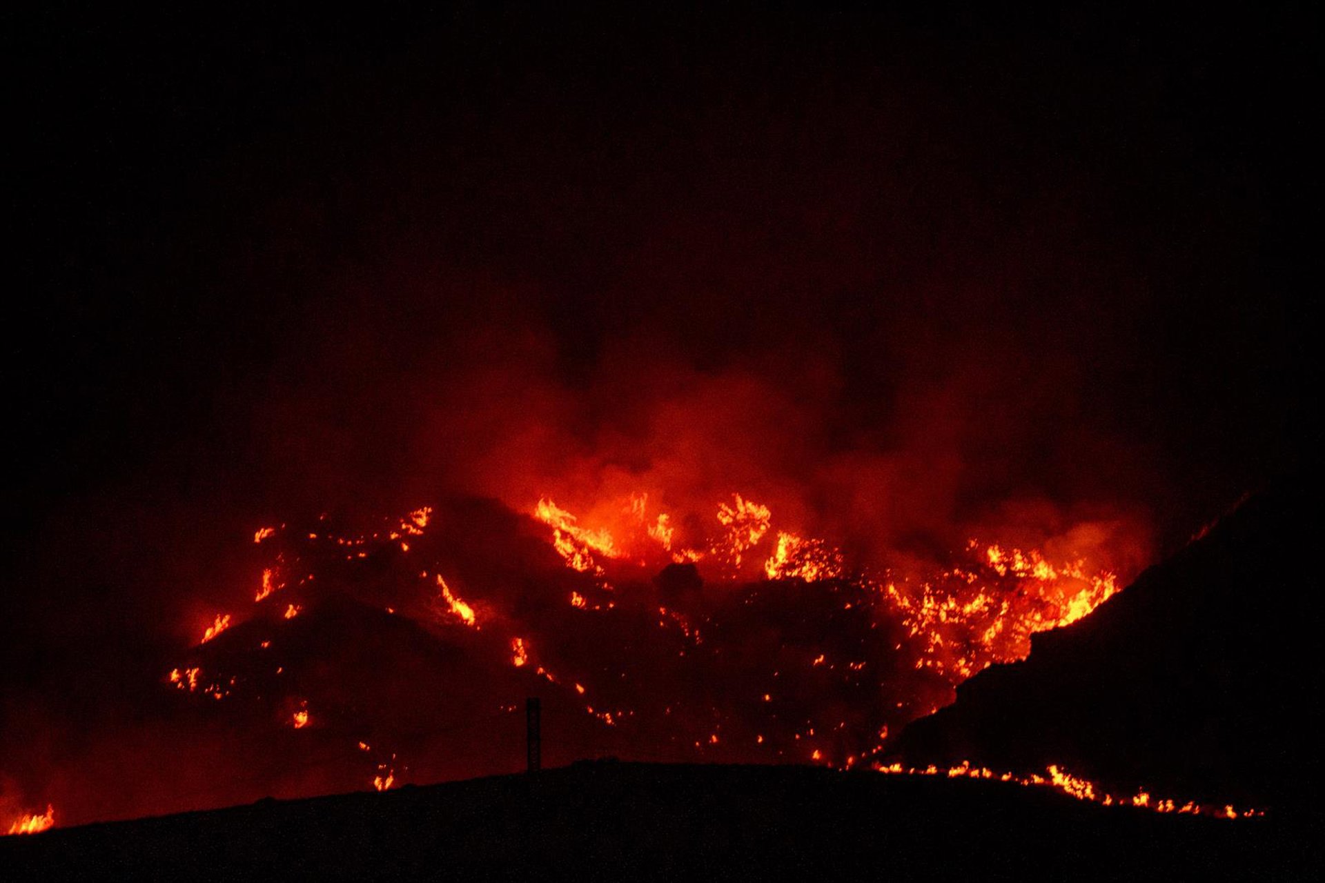 Los medios aéreos se reincorporan al incendio de Los Gallardos tras una noche de evolución favorable
