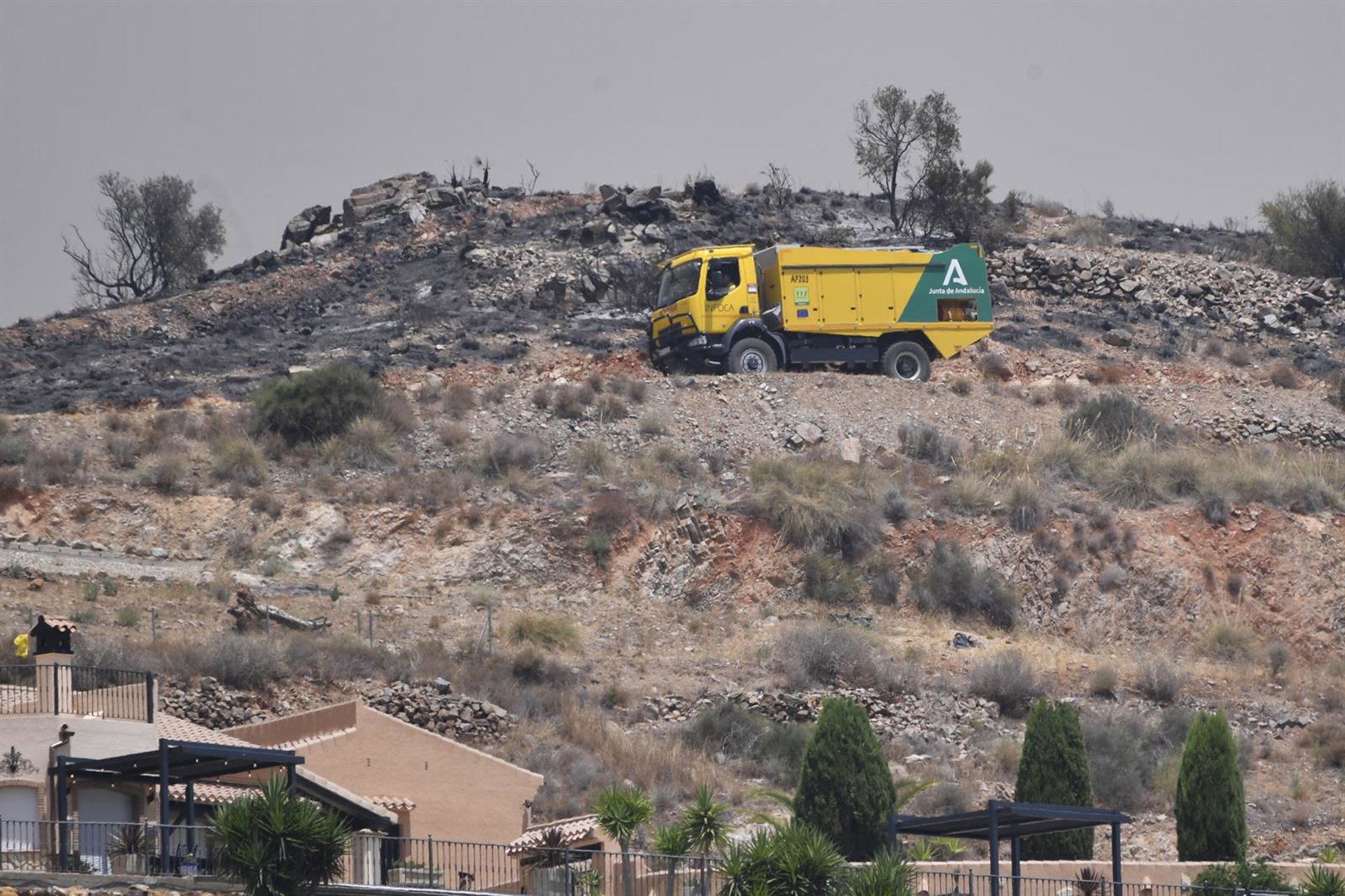 El Infoca pasará a «trabajar en ataque» el incendio de Los Gallardos, que afecta a 6.600 hectáreas