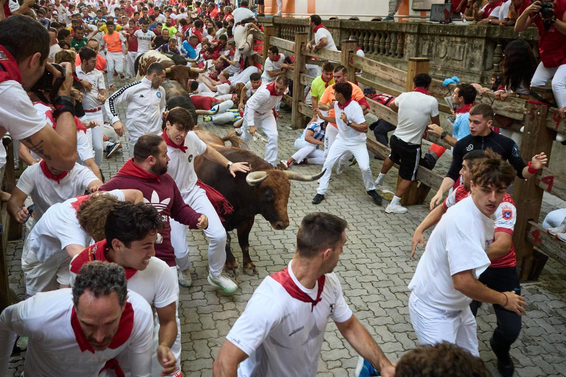 Los toros de Jandilla cierran los encierros de San Fermín con una carrera peligrosa con dos heridos por asta