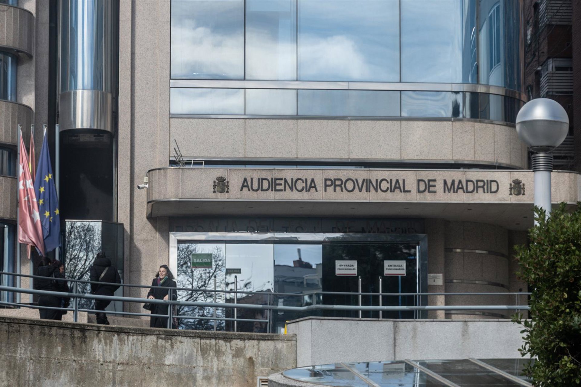 Al banquillo una banda que asaltaba a hombres captados por apps de citas para robarles miles de euros