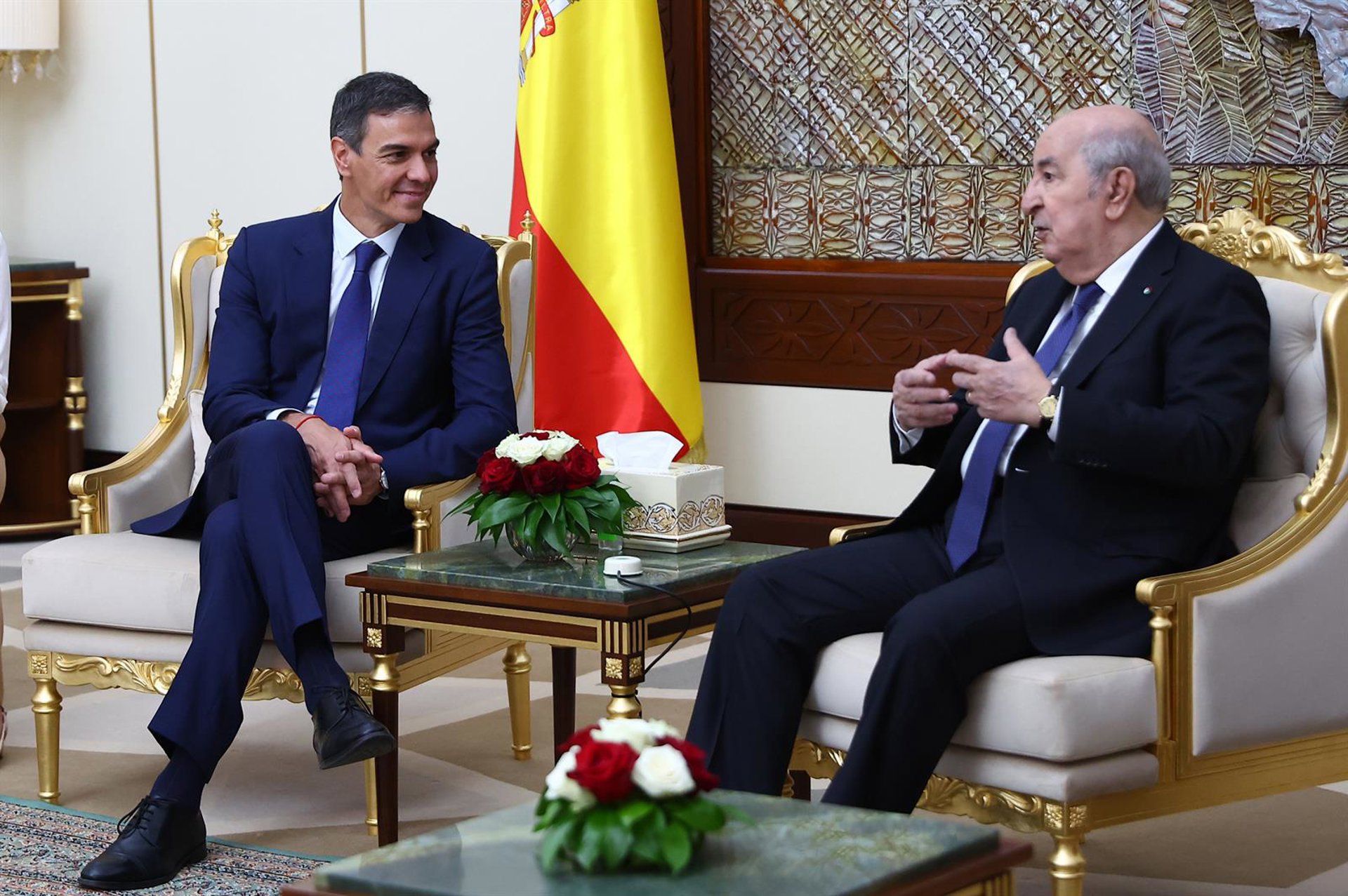 Sánchez regala al presidente de Argelia una camiseta de la selección con su nombre