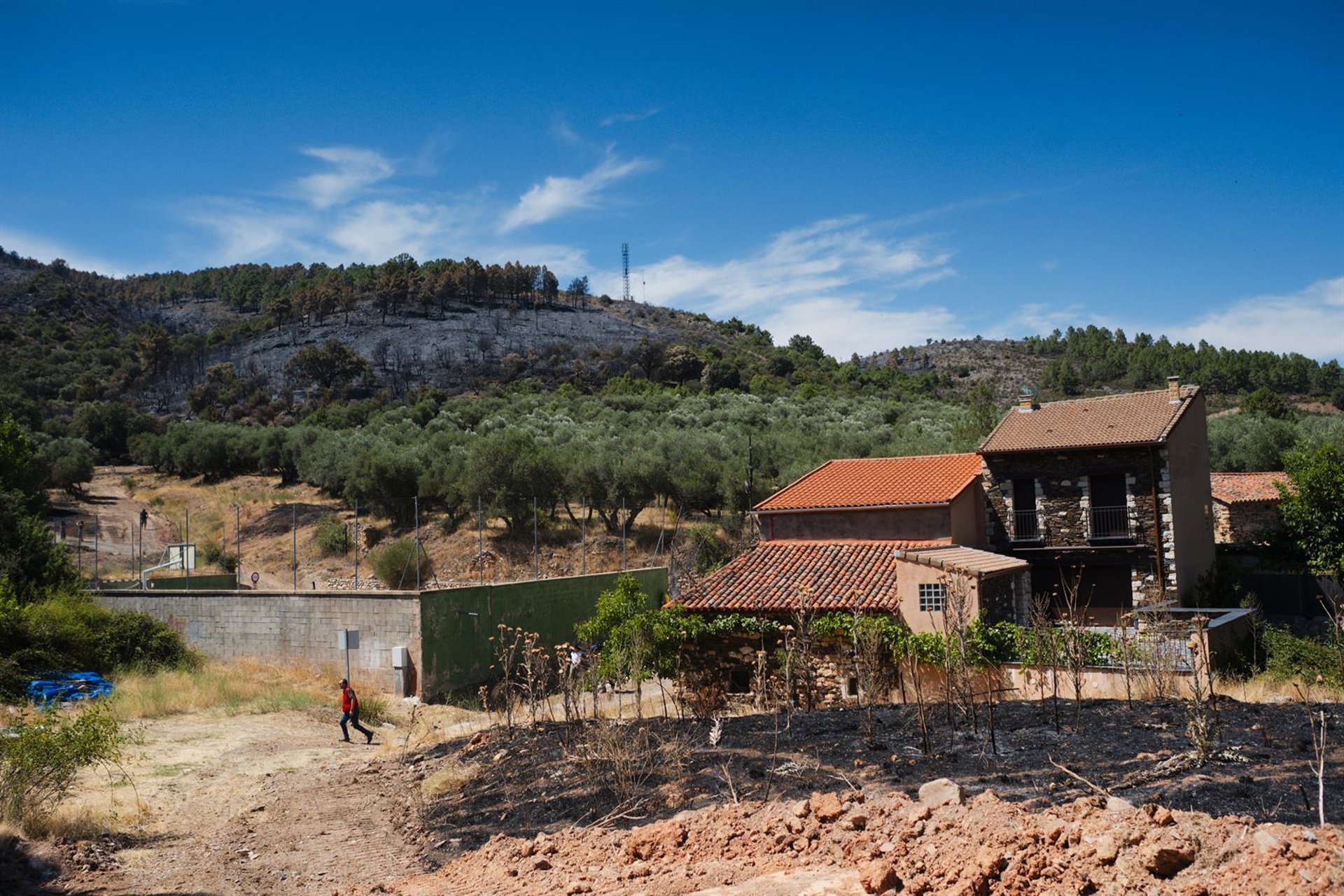 El incendio de La Mierla golpea el corazón ganadero de la Sierra Norte: «Se nos quema el sustento de toda una vida»
