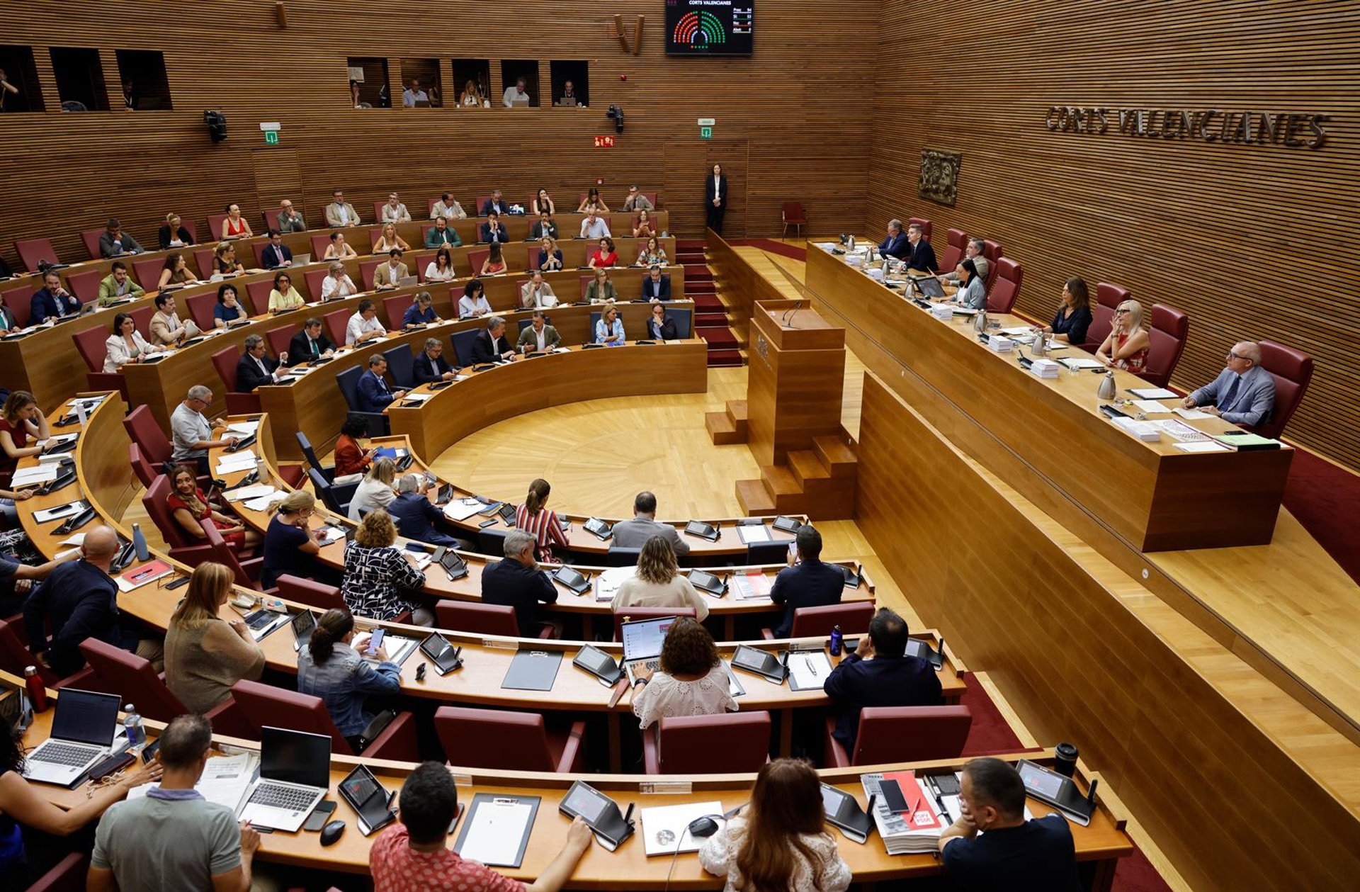 PP y Vox aprueban en Les Corts los presupuestos de 2026, que introducen en la ley la ‘prioridad nacional’