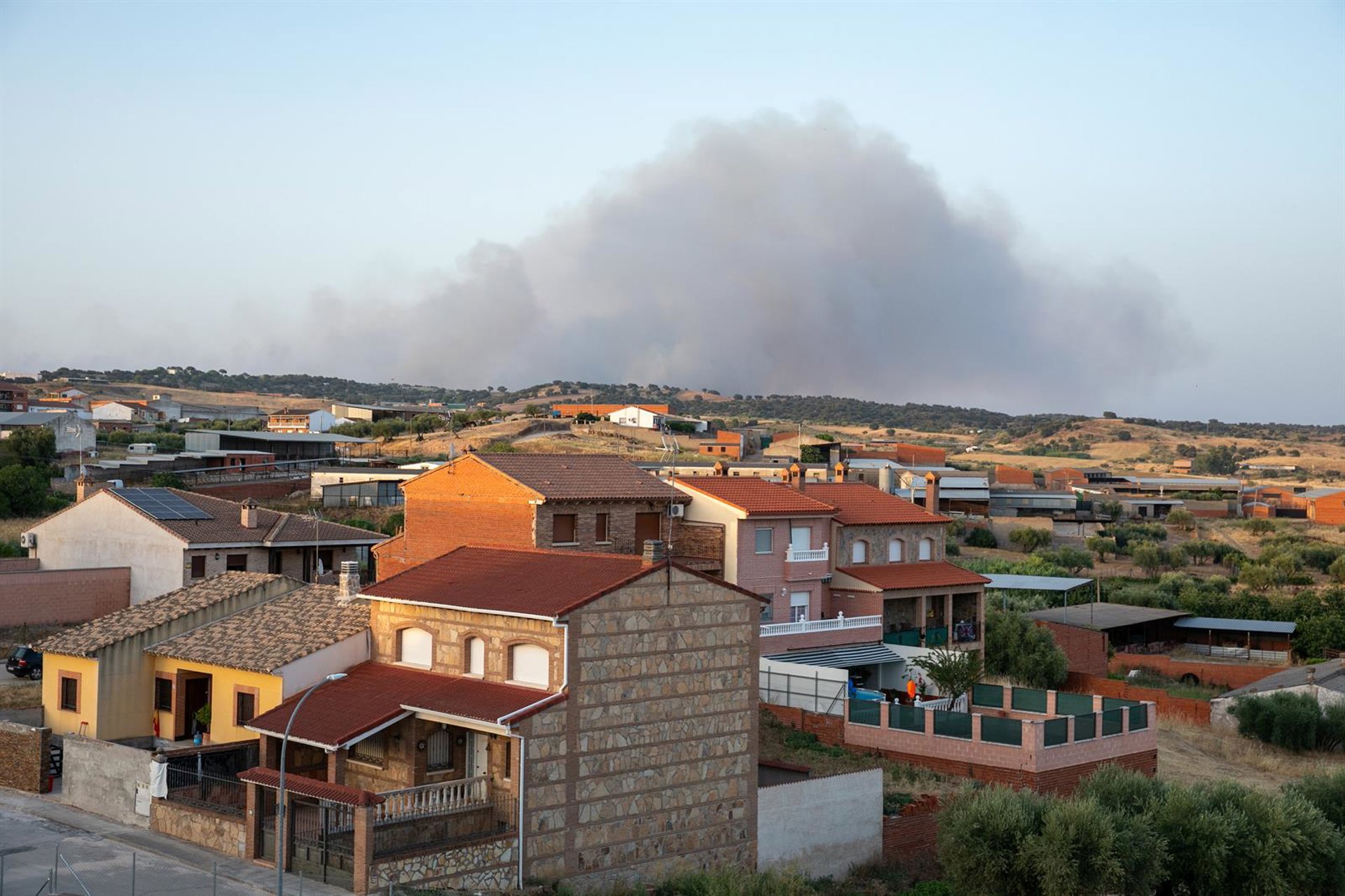 Incendio con afección en Villa del Prado evoluciona favorablemente aunque condiciones meteorológicas no son favorables