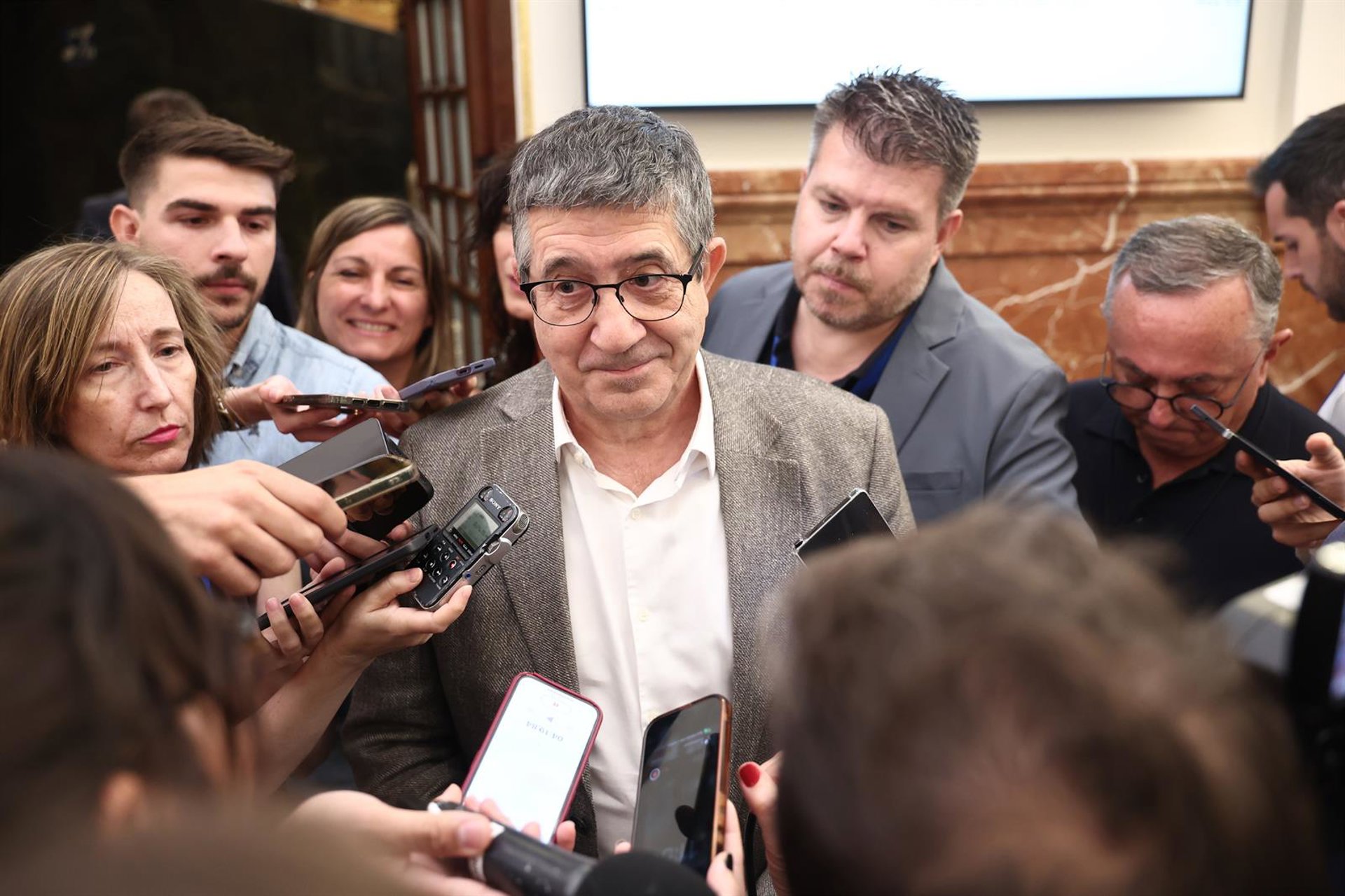 El PSOE espera que Zapatero despeje «dudas» y dice que el Gobierno no se «quema» defendiendo su presunción de inocencia