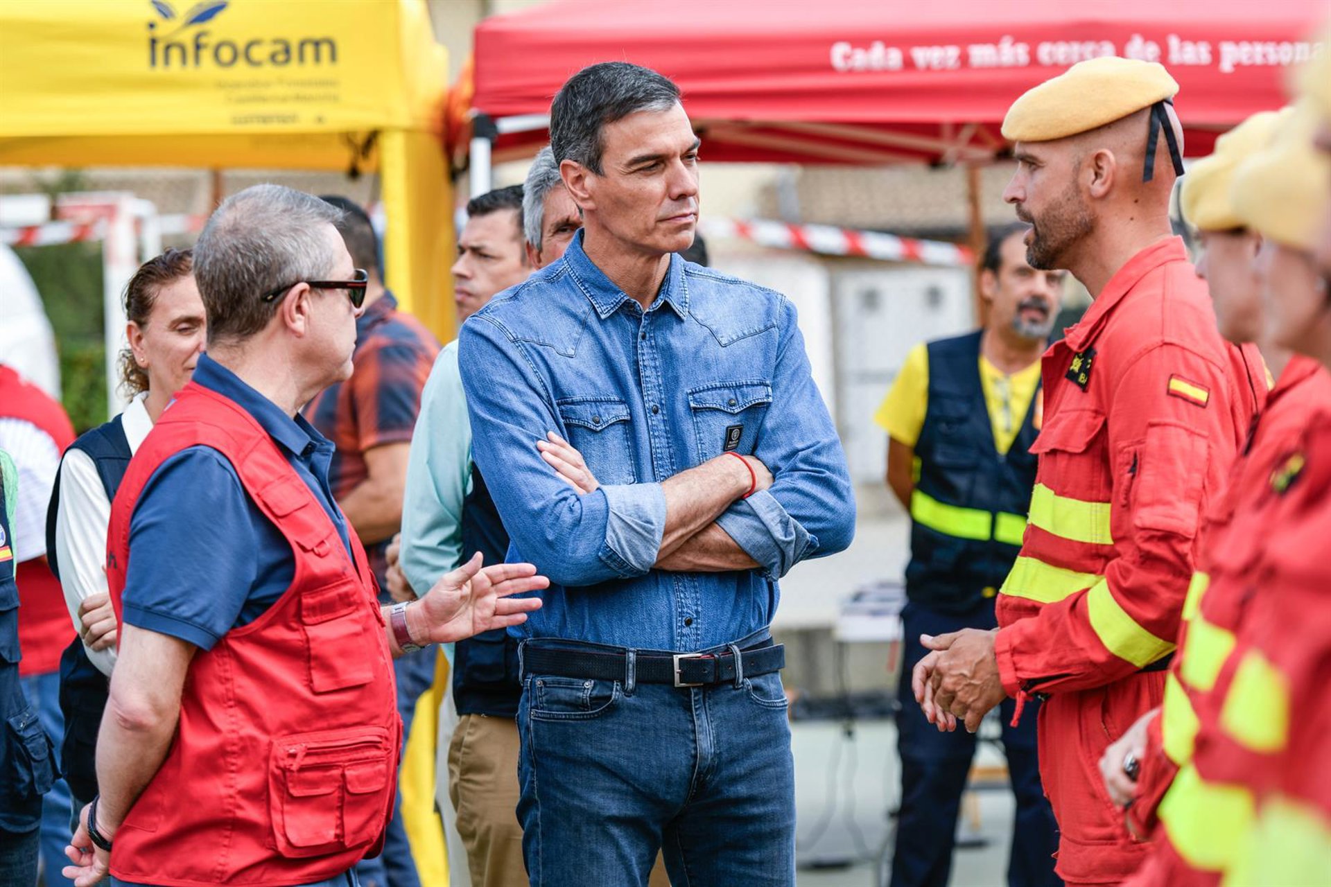 Sánchez transmite su «apoyo» a los desalojados por los incendios e insta a «reforzar la unidad frente a la emergencia»