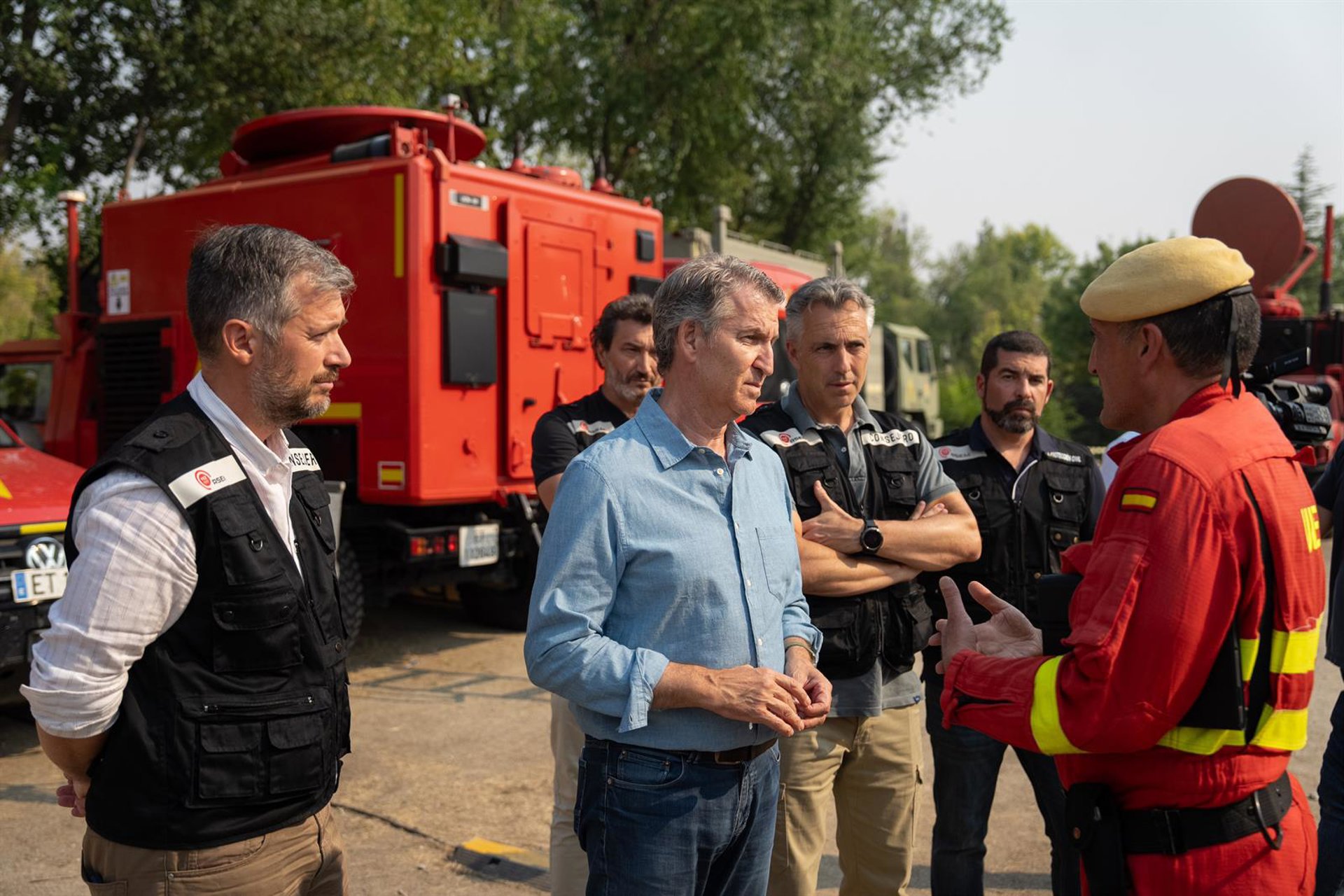 Feijóo destaca la coordinación y el compromiso de los operativos en los incendios y pide no «tensionar»