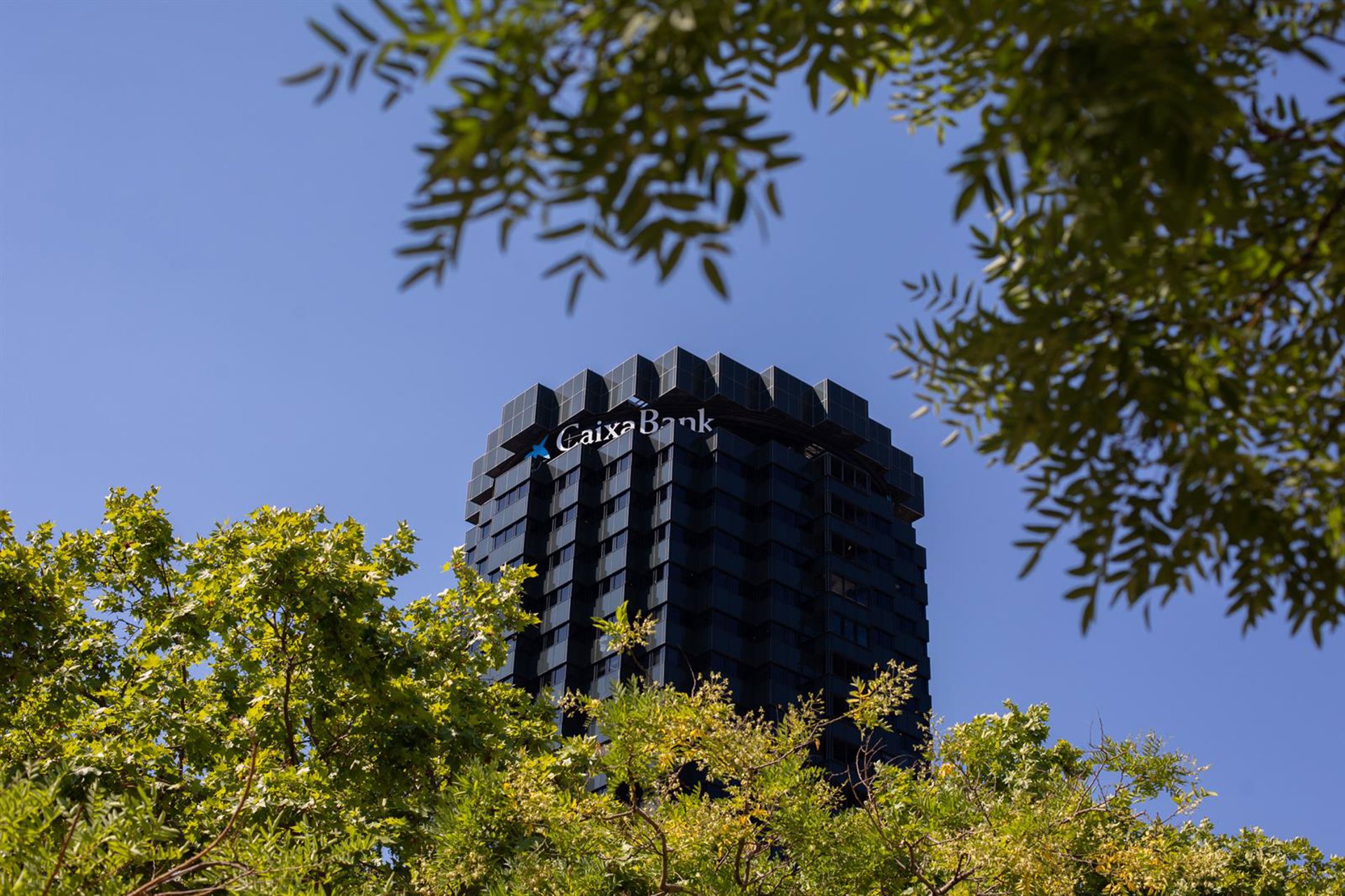 CaixaBank gana 3.203 millones en el primer semestre, un 8,5% más