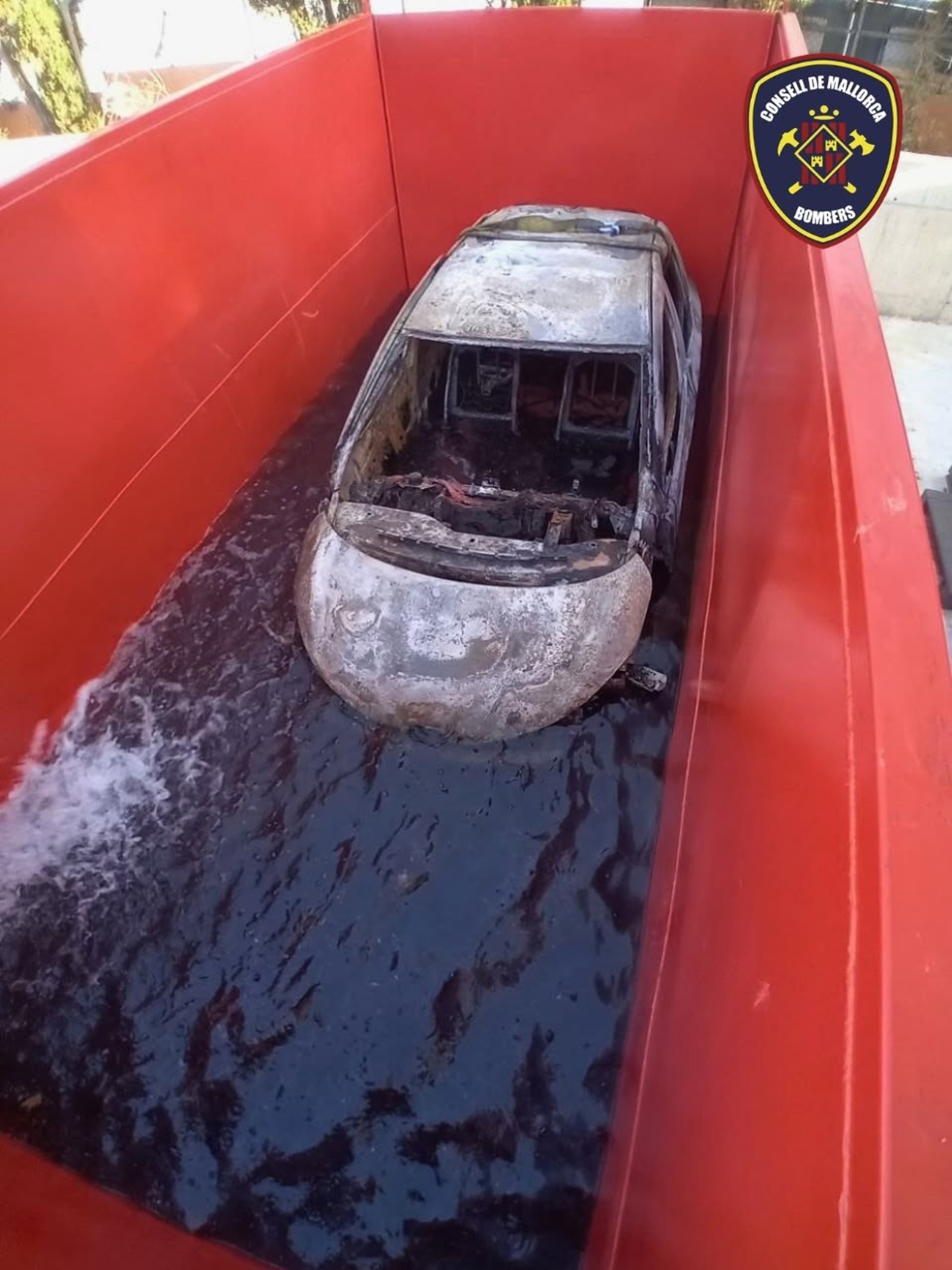 Bomberos introducen en un depósito de agua un vehículo incendiado en Betlem para evitar que el fuego se reavive