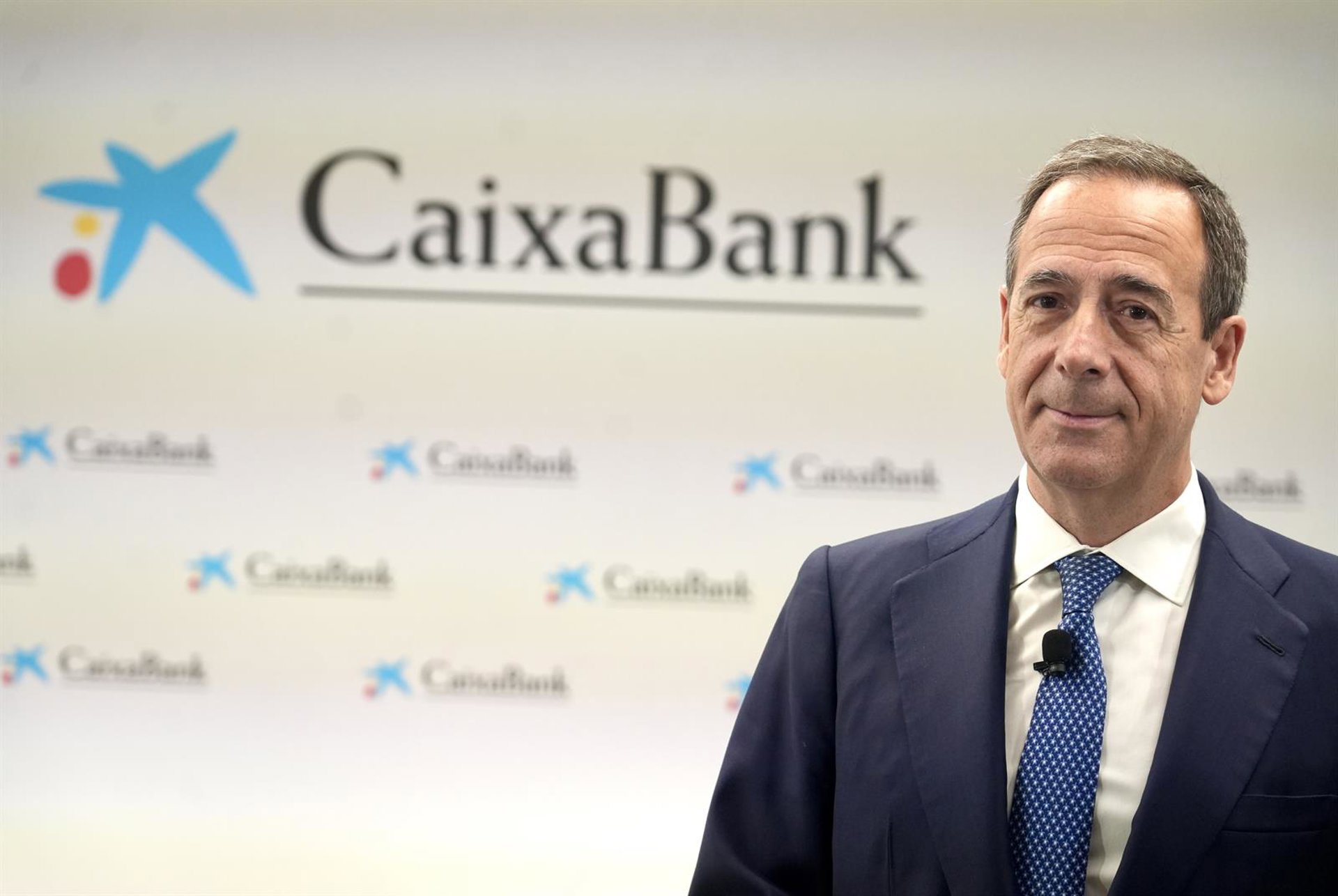 Gortázar (CaixaBank) descarta despidos y cierres de oficinas por la IA
