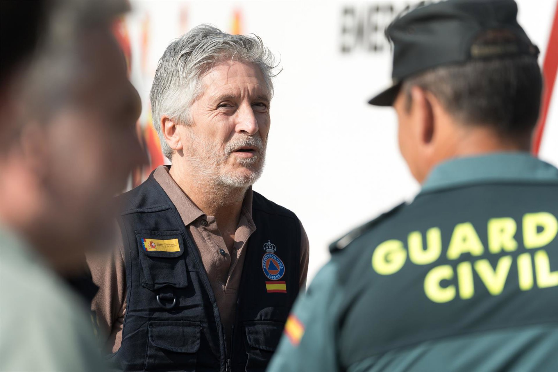 Marlaska espera «tres días muy duros» por el calor y dice que intentan evitar que el fuego se reavive en Ávila y Madrid