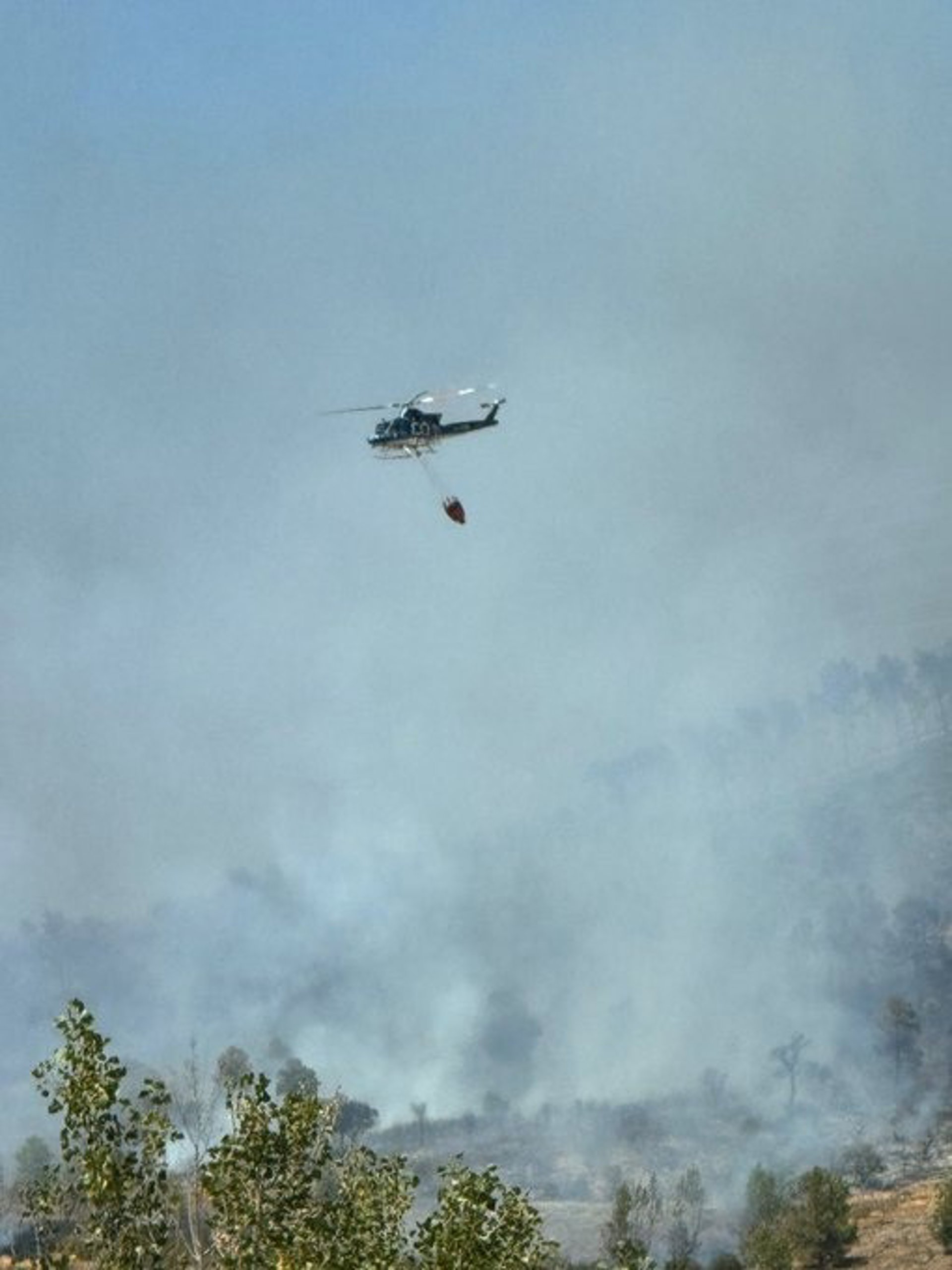 El incendio forestal en Casas de Millán sigue activo aunque «ha perdido fuerza» tras una «noche sin descanso»