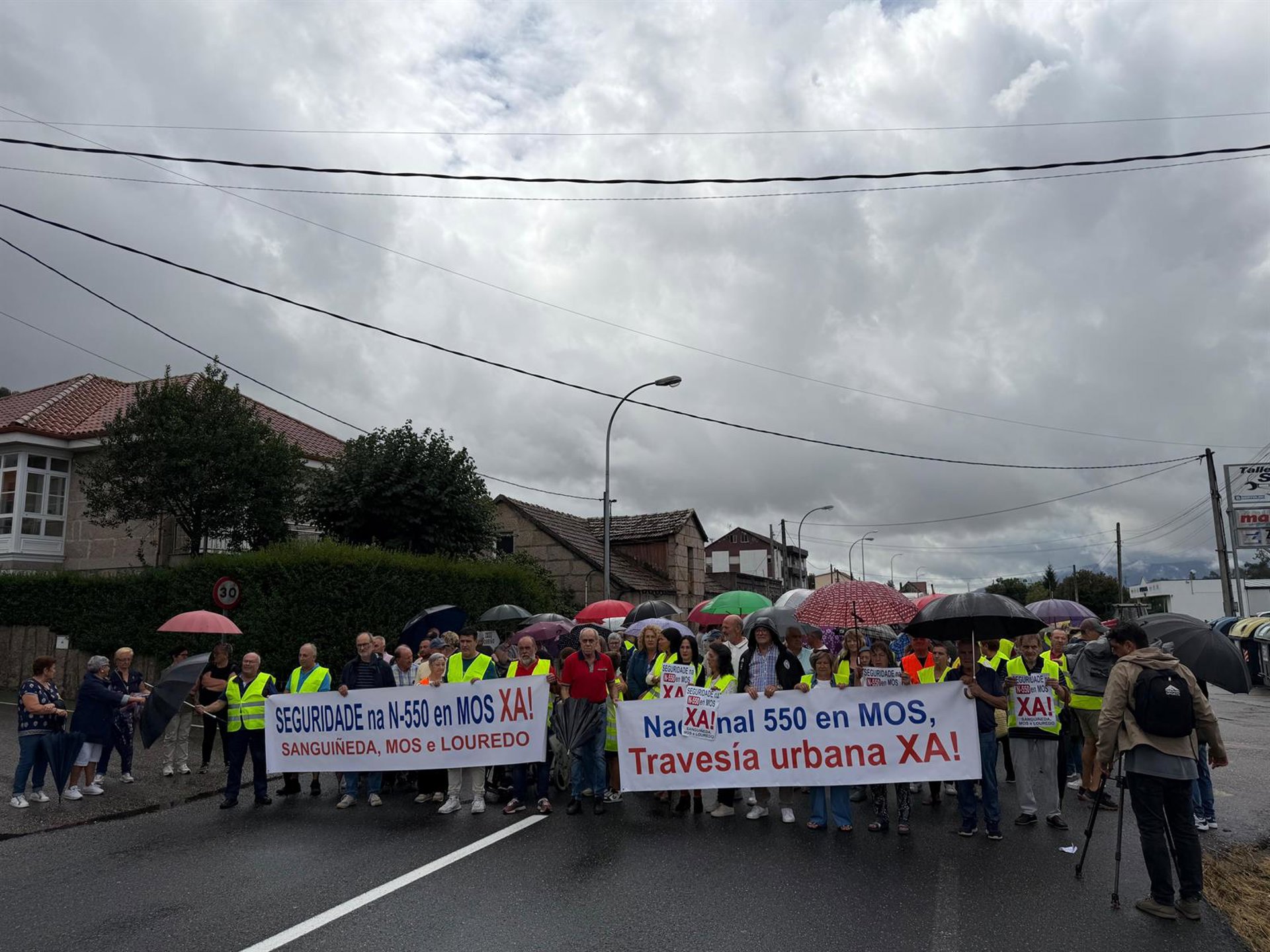 Un centenar de personas corta la N-550 en Mos para exigir al Gobierno más seguridad: «Mañana va a haber una desgracia»