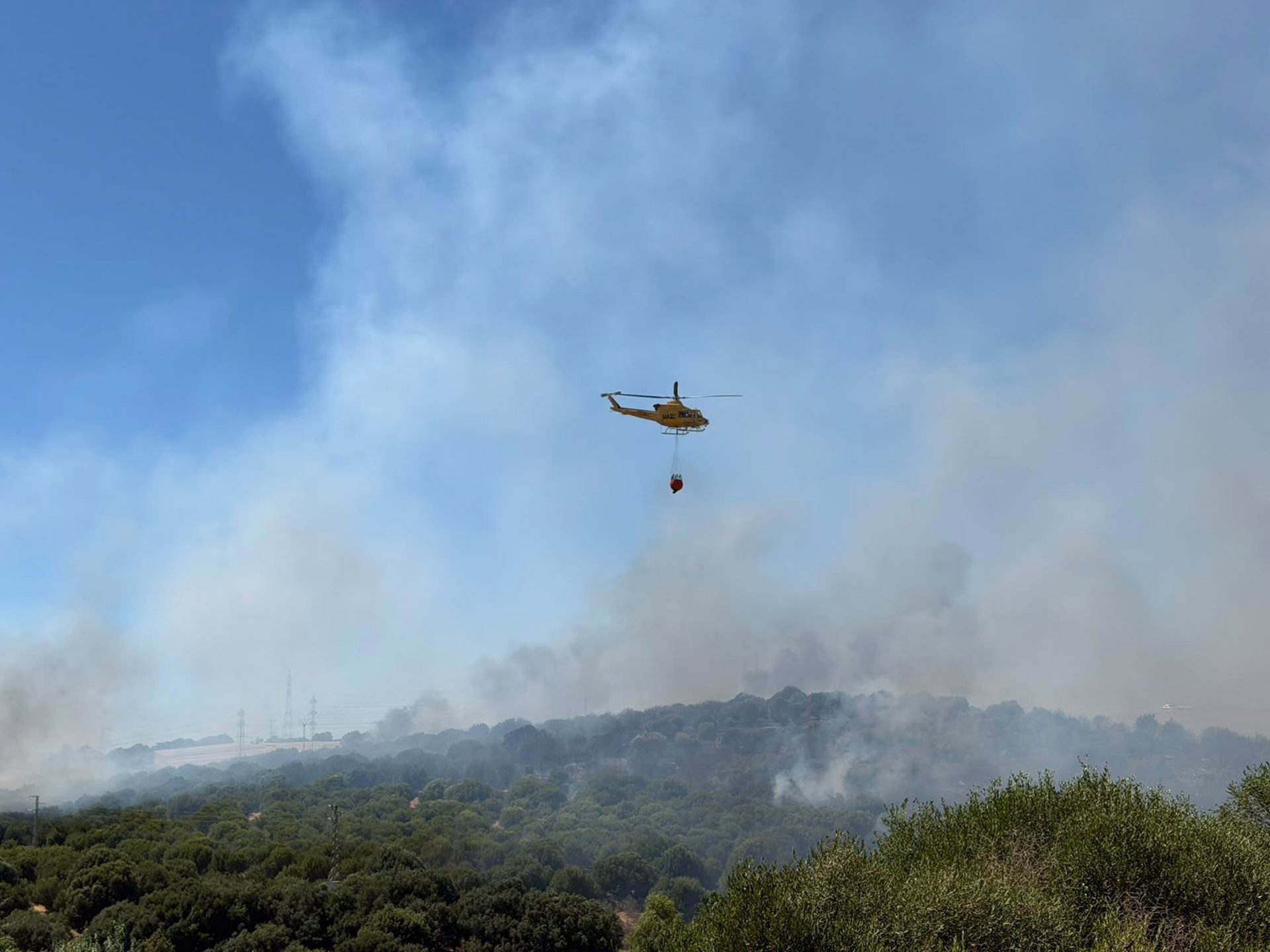 Controlado el incendio forestal en San Roque que ha dañado una vivienda y obligó a evacuar 19 familias