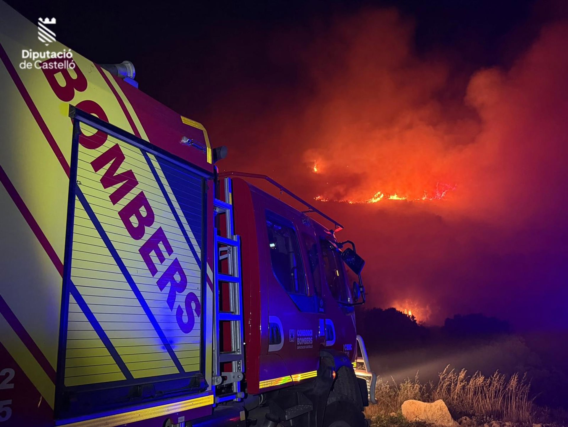 Continúan activos tres incendios en Sierra Engarcerán, Culla y Tírig (Castellón)