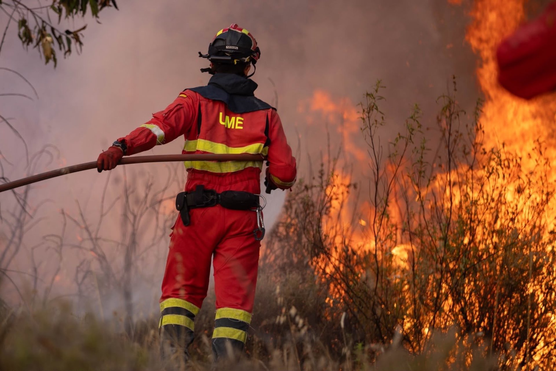 El incendio de Niebla supera las 4.000 hectáreas ante la dificultad por los cambios de viento