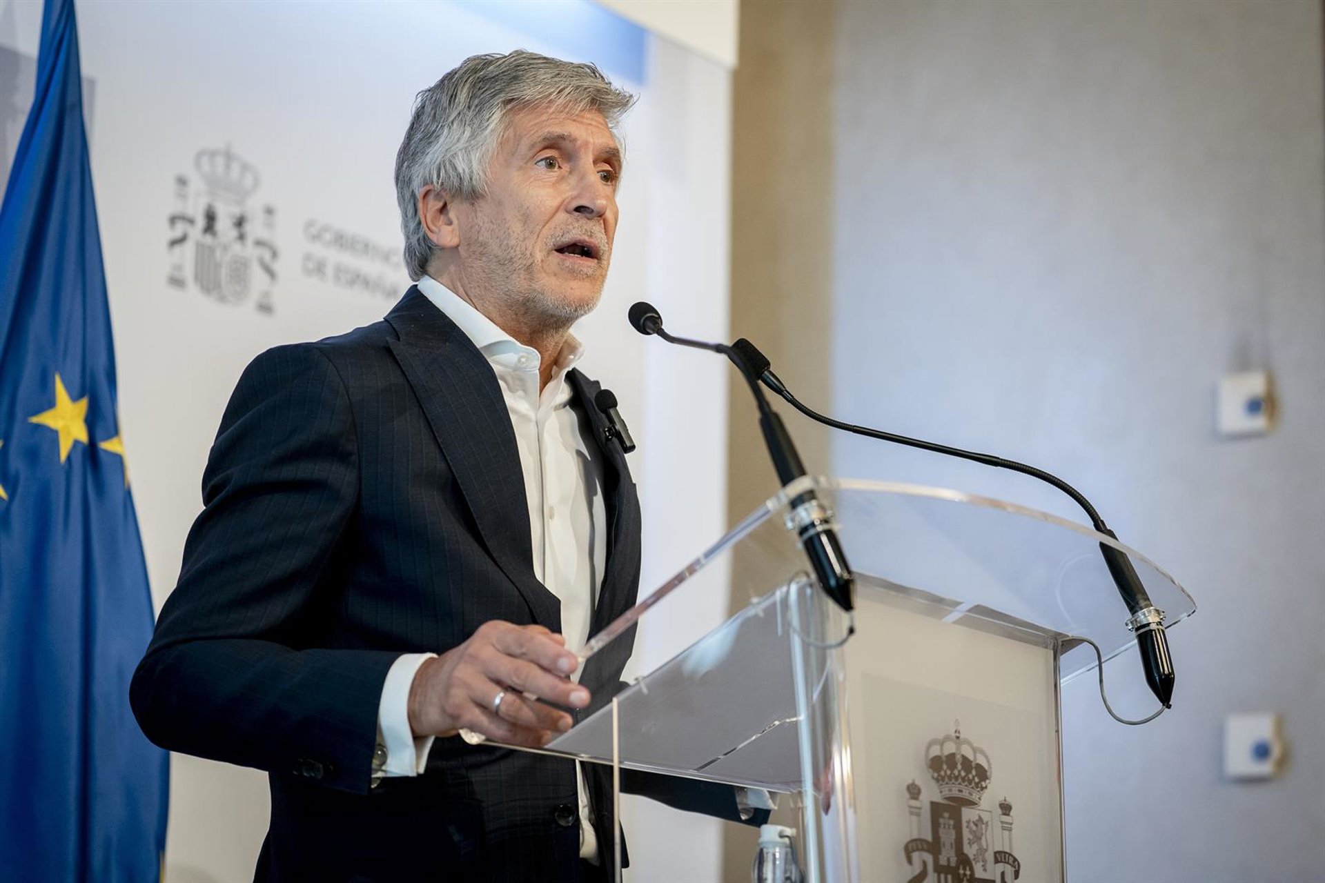 Marlaska comunica a la UE el restablecimiento de controles fronterizos en conexiones aéreas y marítimas con Italia