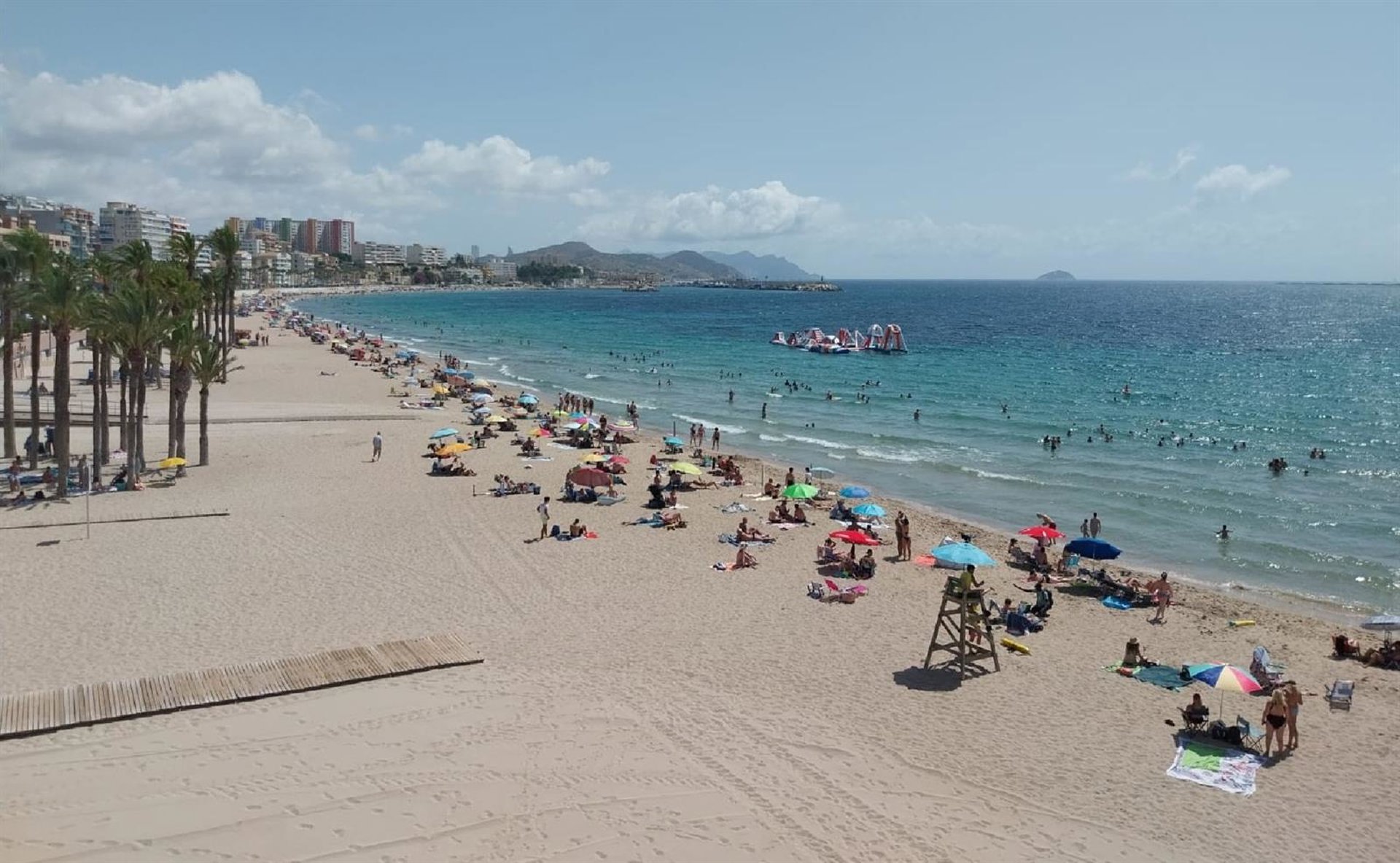 Hallan un hombre muerto en una hamaca en la playa de La Vila Joiosa sin signos de violencia