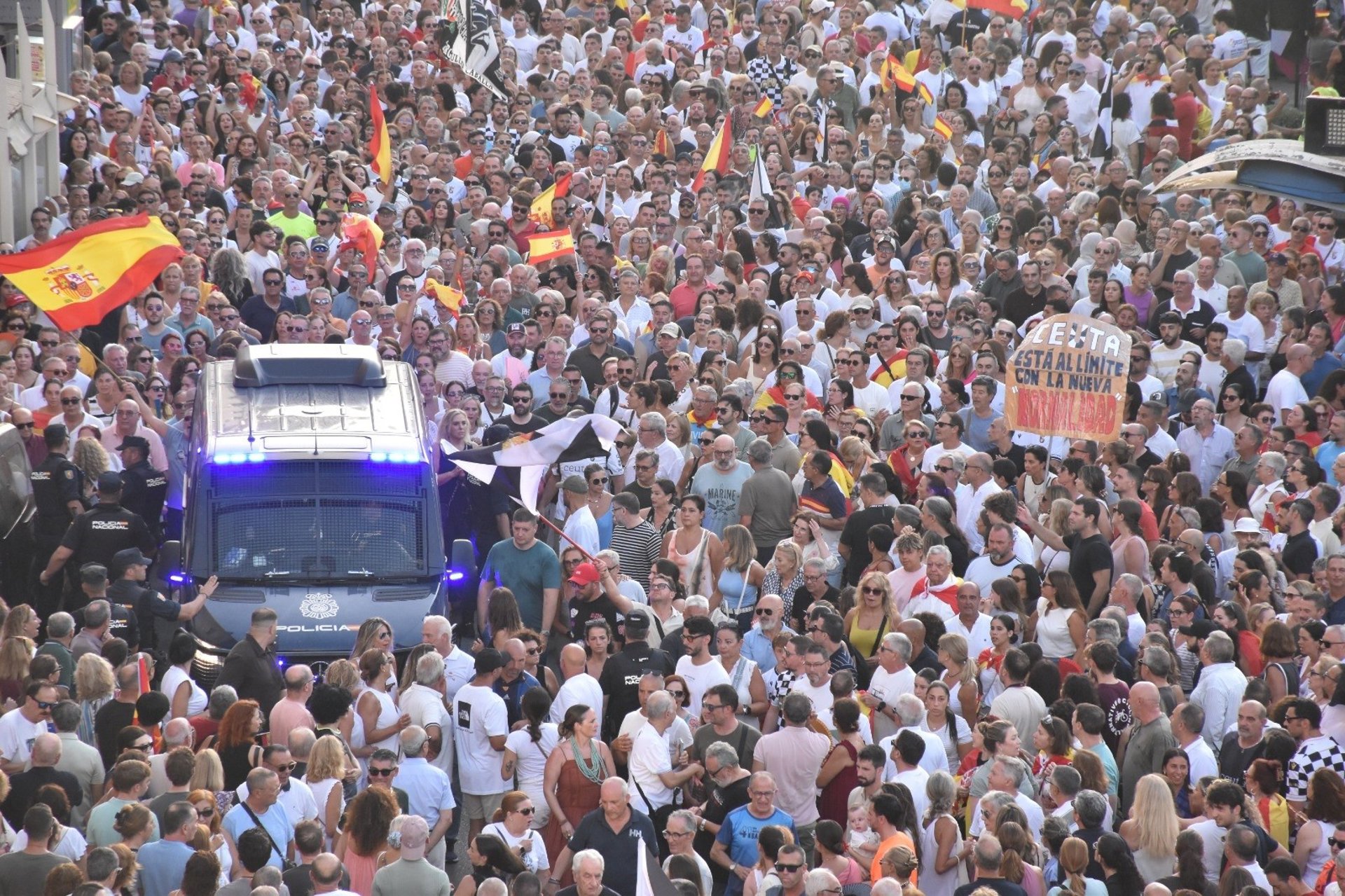 Más de 15.000 ceutíes se concentran para pedir «respuestas» a España y Europa tras la crisis migratoria
