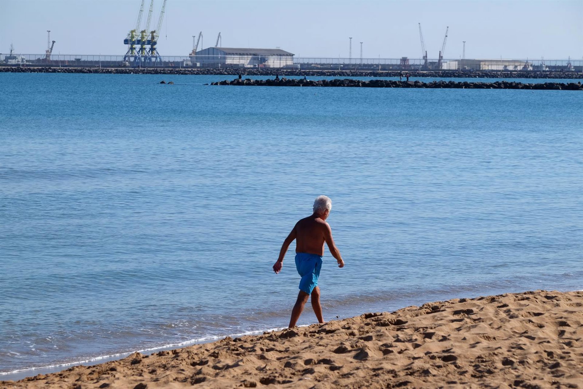 La Guardia Civil empieza a colocar una nueva barrera marítima en el dique sur de Melilla