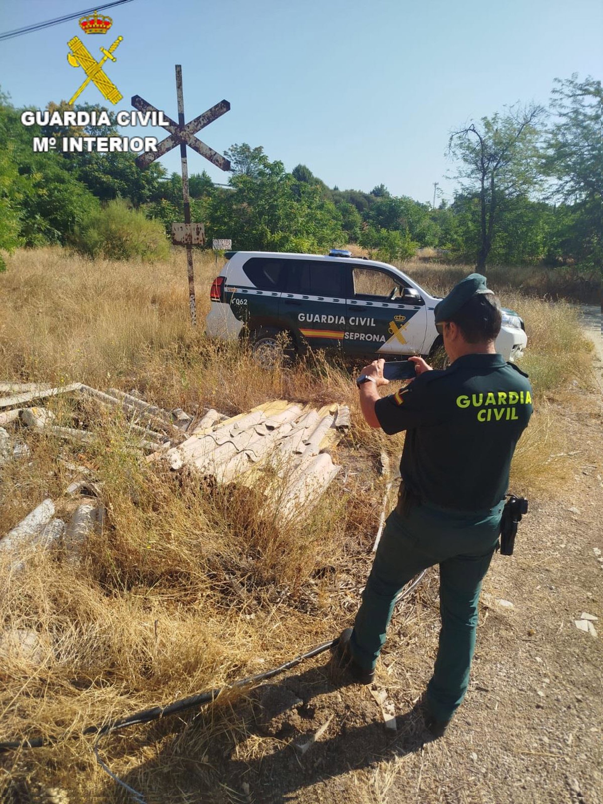 Guardia Civil de Cuenca detiene a tres personas por retirar placas de amianto y abandonarlas en un olivar