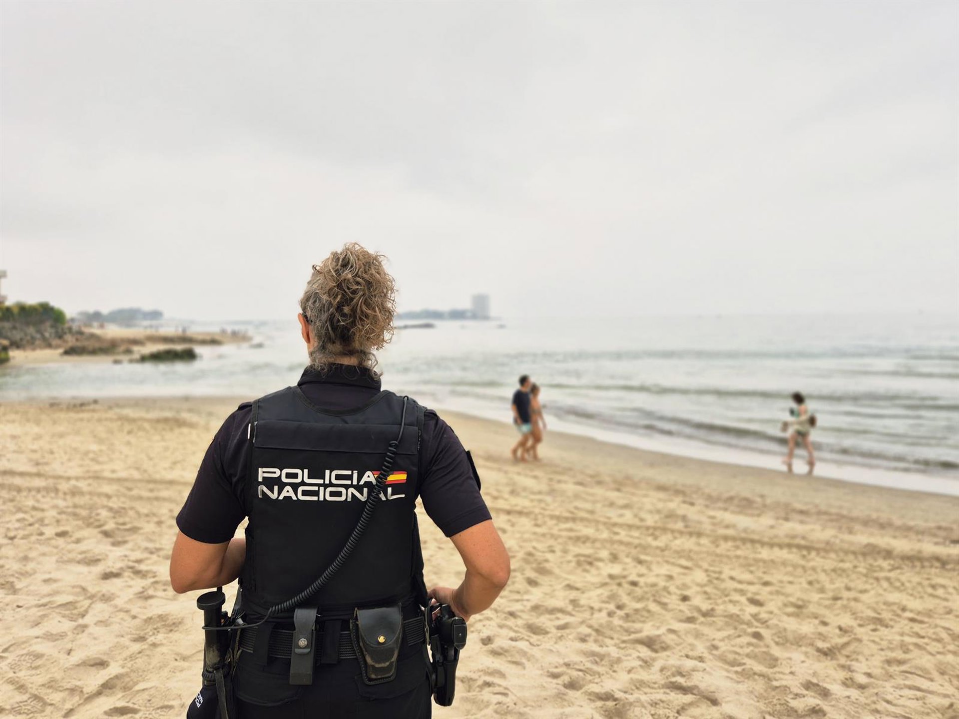 Una policía nacional fuera de servicio salva la vida a una bañista arrastrada por la corriente en Samil (Vigo)