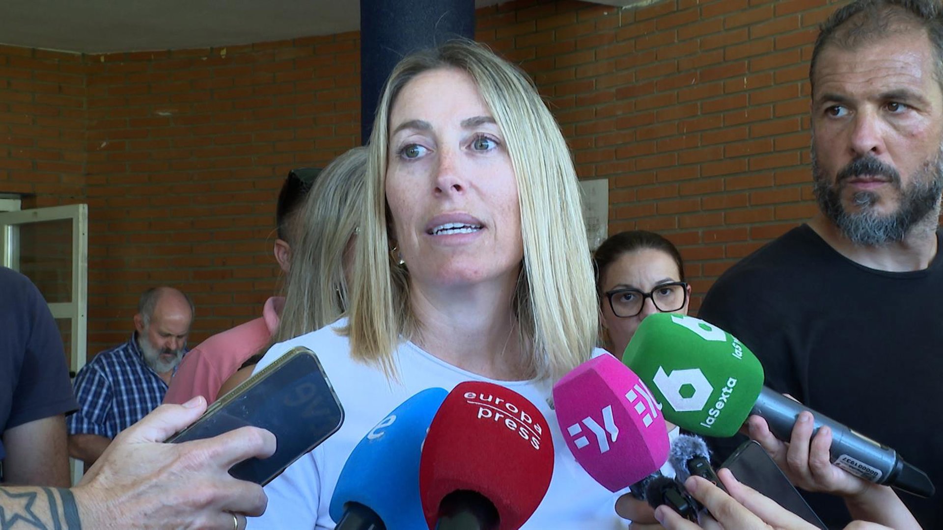 María Guardiola visita a vecinos desalojados por el incendio de Pinofranqueado para trasladarles «cariño» y «apoyo»
