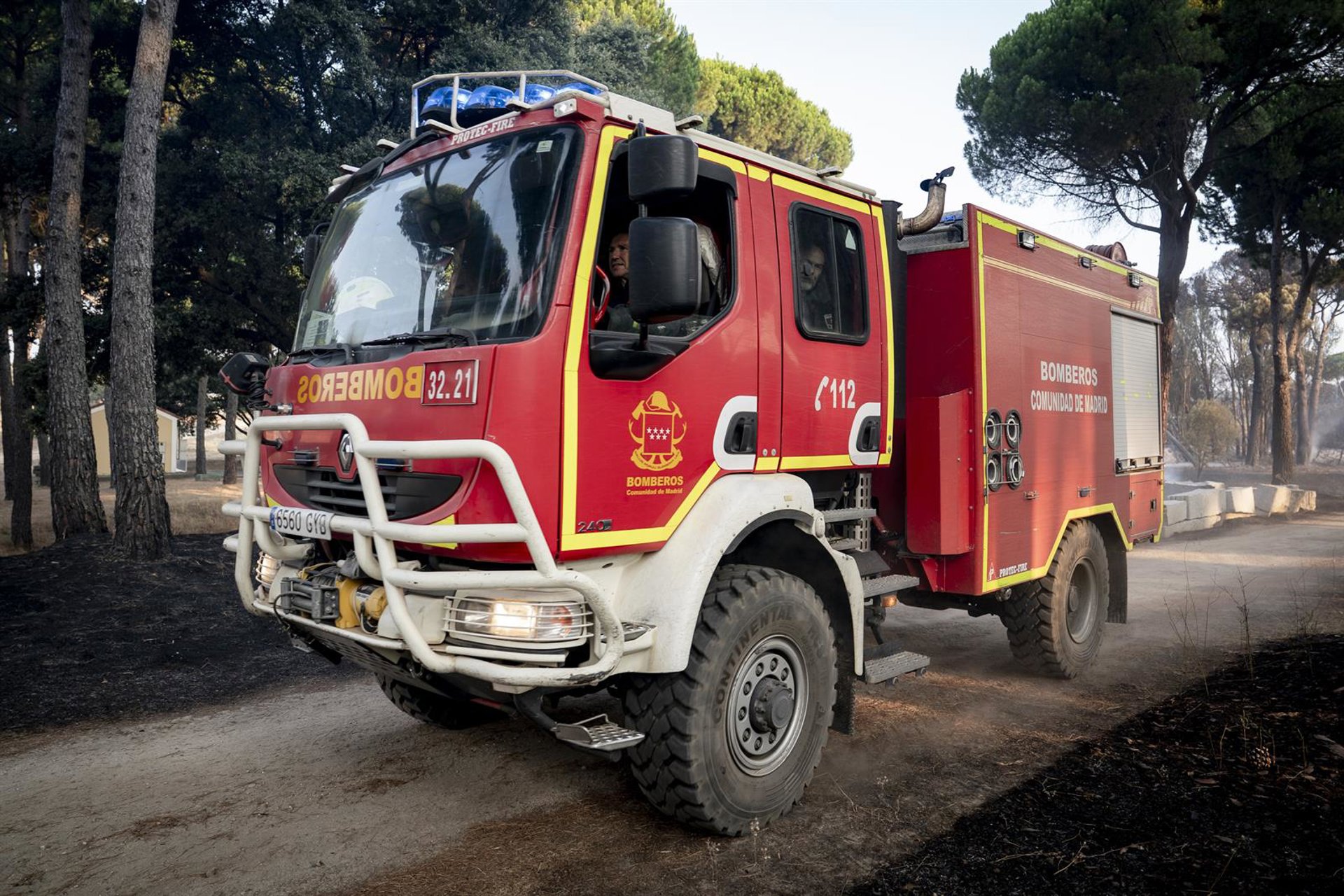 El incendio en Aldea del Fresno obliga a cortar la M-510 a lo largo de varios kilómetros y se suspende el autobús 548