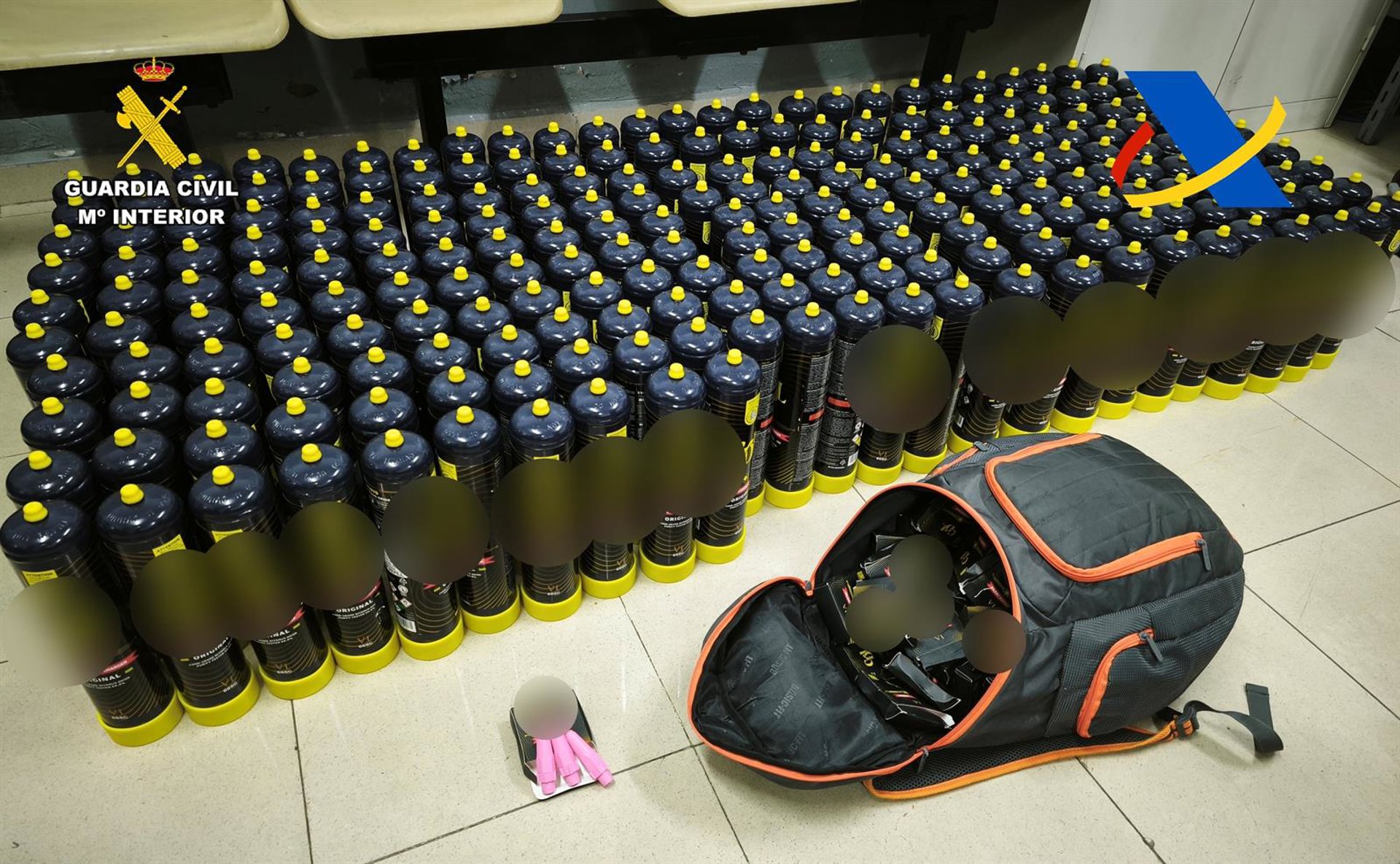 La Guardia Civil interviene en Melilla 235 botellas del «gas de la risa» en un vehículo procedente de Málaga