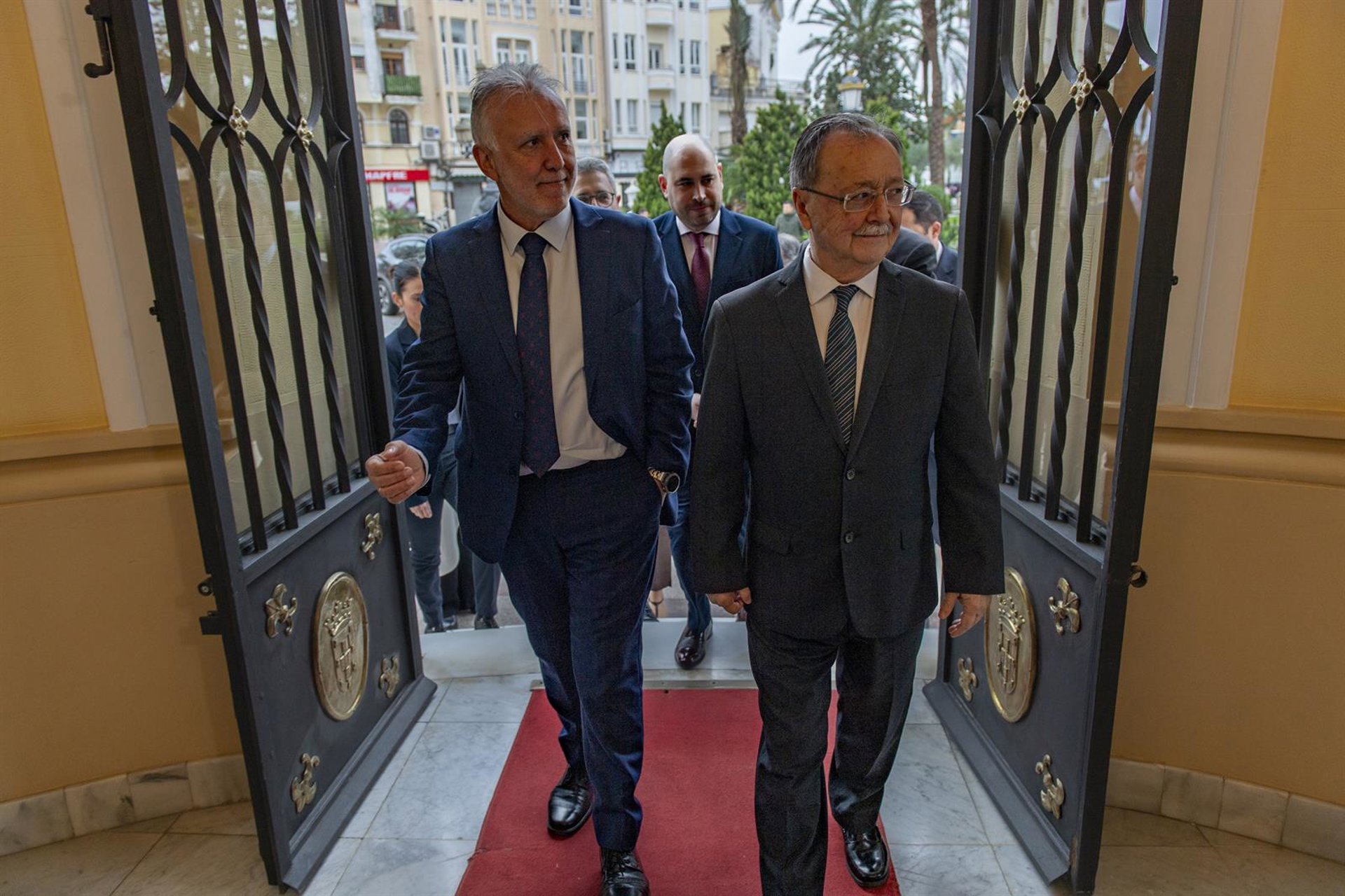 Torres y Vivas acuerdan ubicar a los migrantes en espacios desigandos «desde el consenso» en Ceuta
