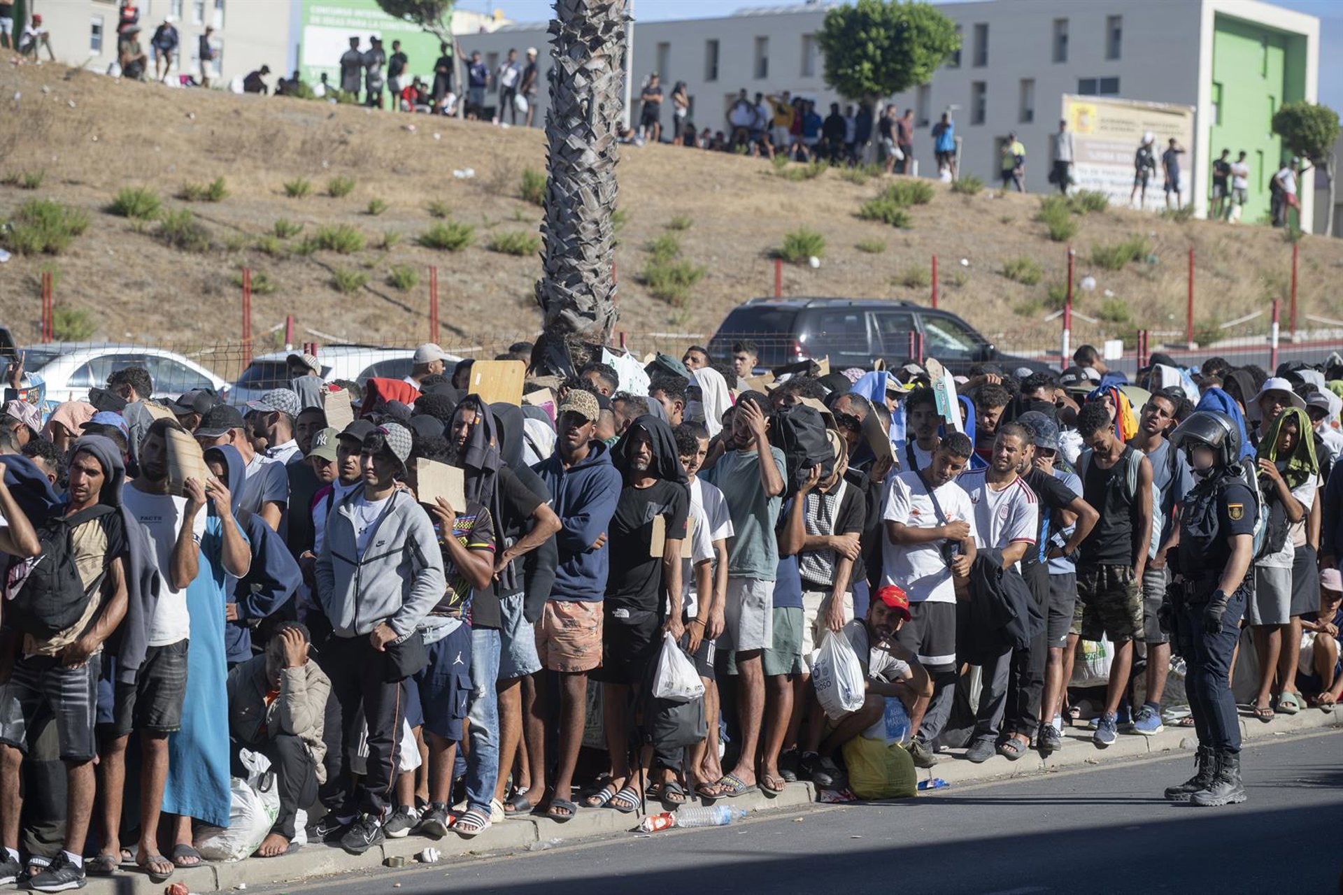 El Gobierno habilita cinco polideportivos e infraestructuras estatales en Ceuta para migrantes según las necesidades