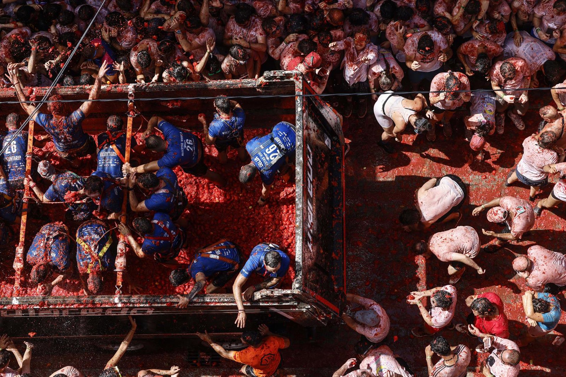 La Tomatina vuelve a llenar las calles de Buñol de rojo al grito de «tomate»: «Quien venga a estar limpio, que no venga»