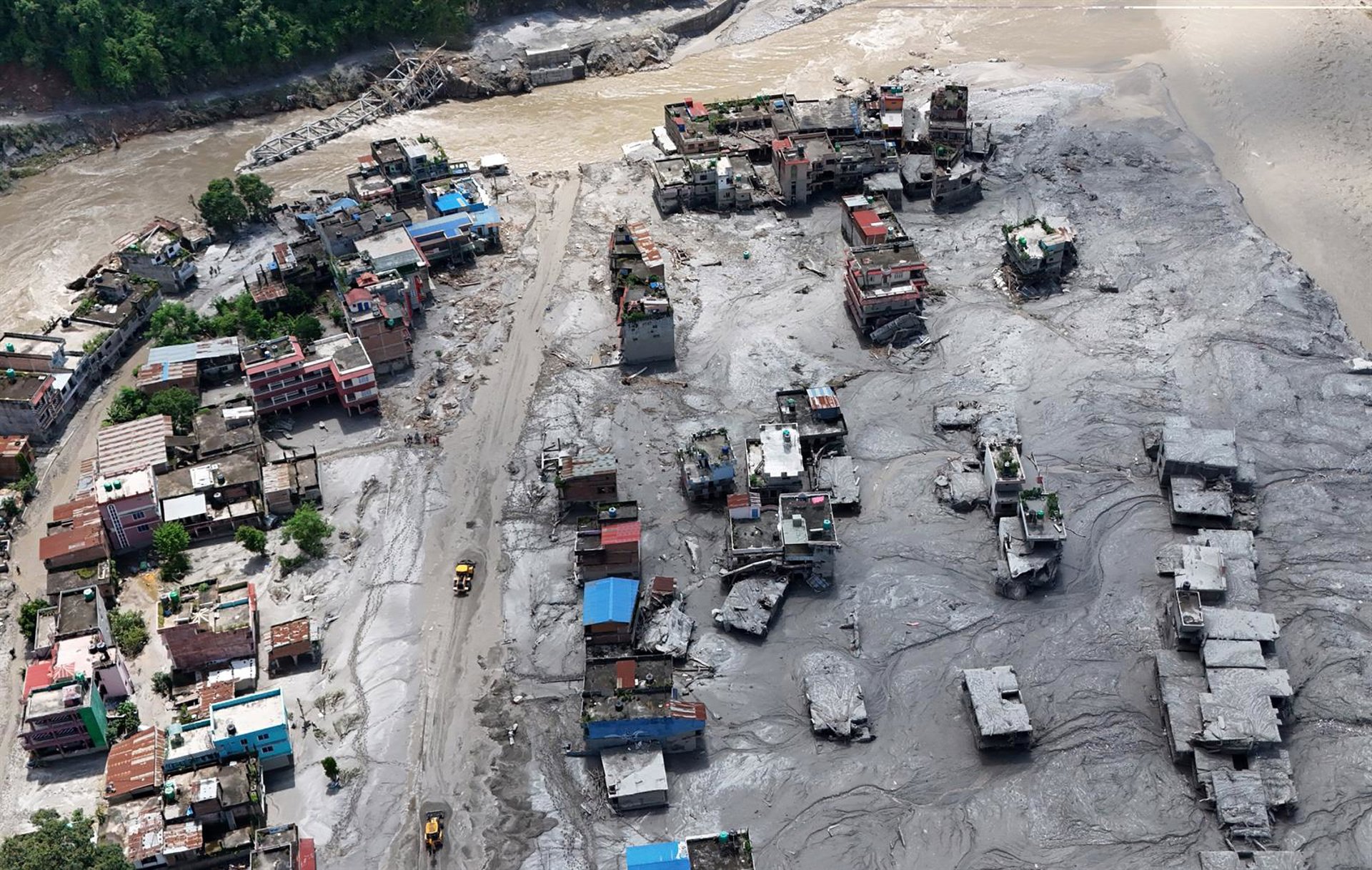 Exteriores rebaja a tres los españoles desaparecidos en las inundaciones de Nepal