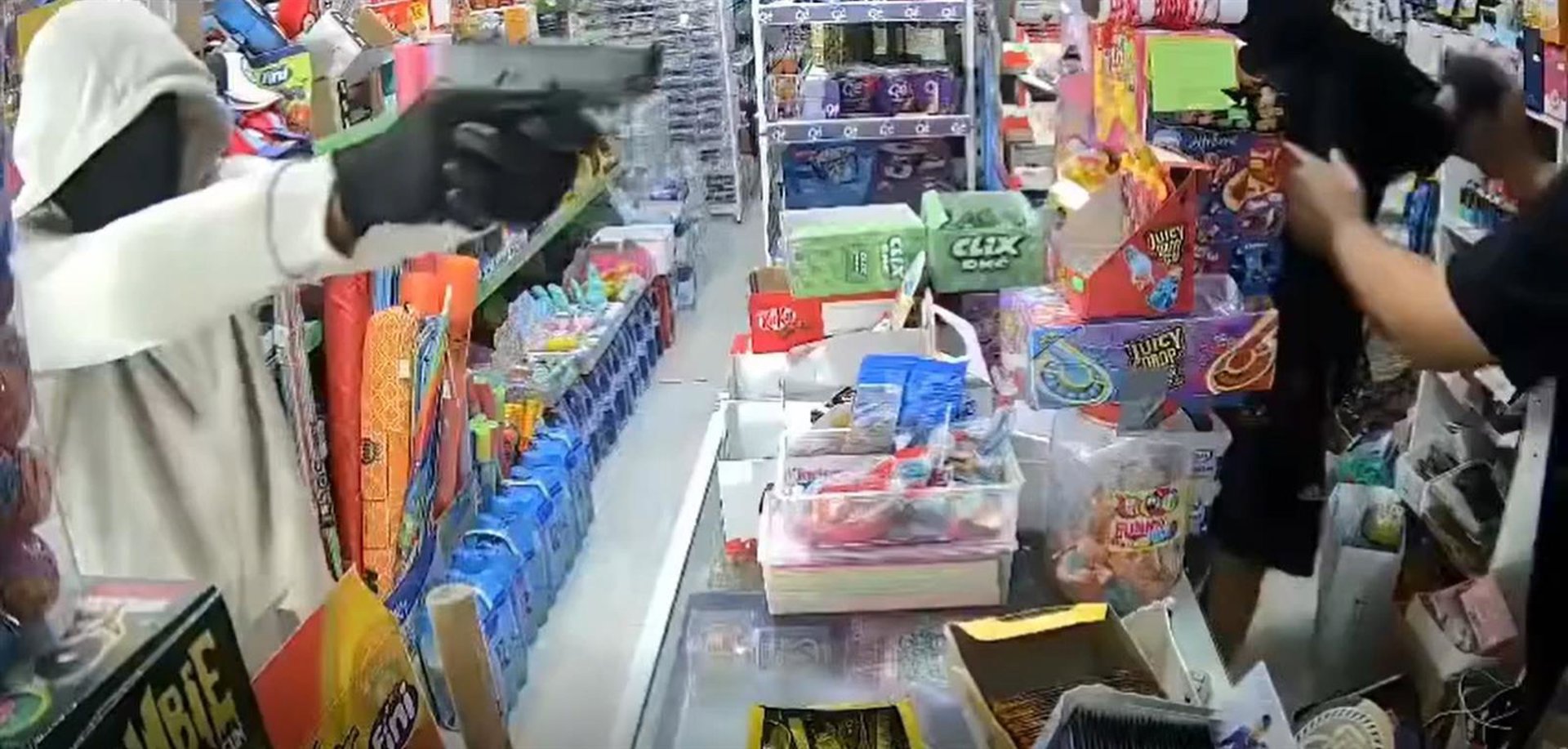 Investigan un atraco con arma de fuego en un bazar de Los Palacios cuyo responsable resultó herido
