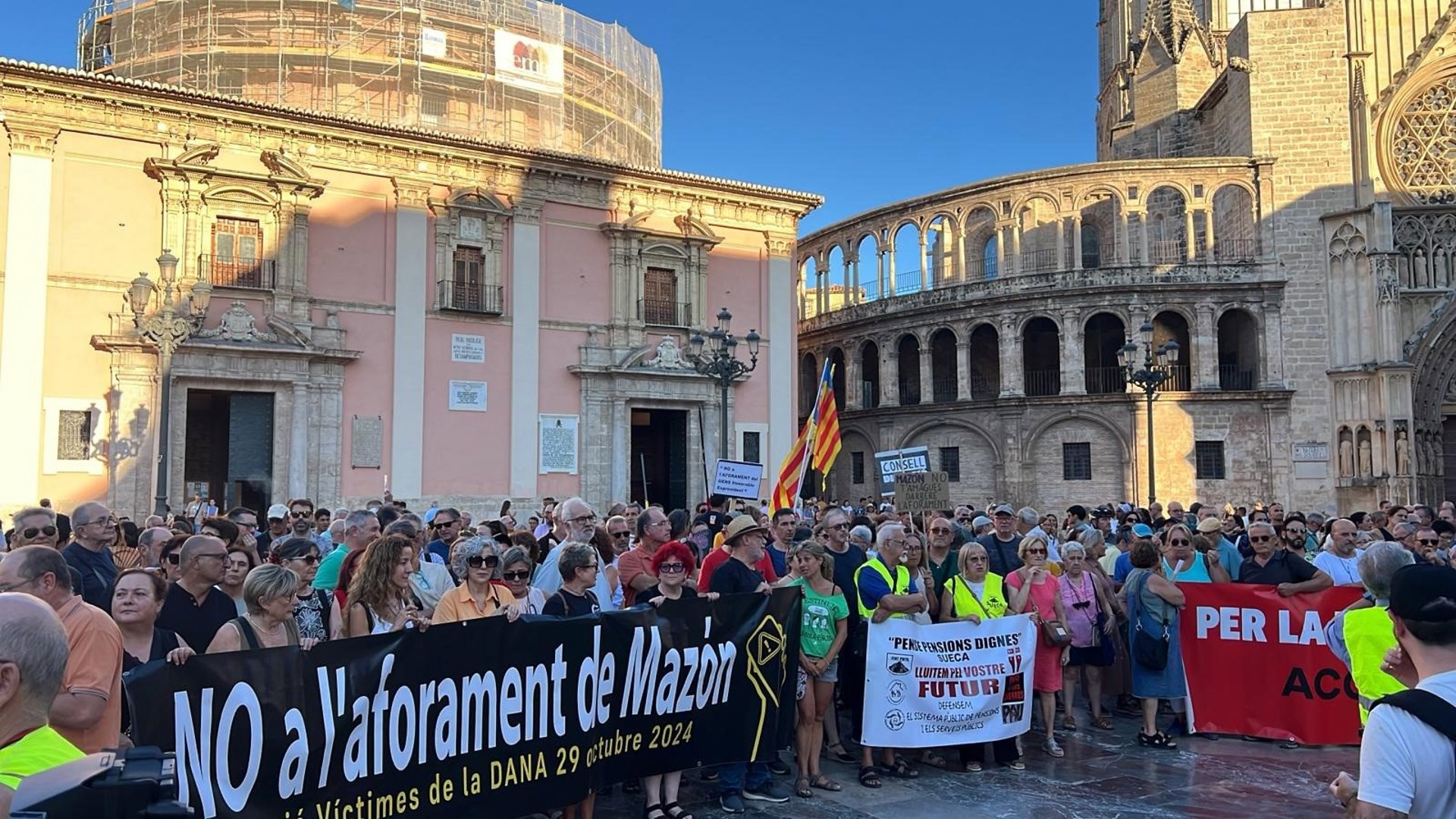 Concentración contra Mazón subraya que el derecho de las víctimas «tiene que estar por encima» de una garantía procesal