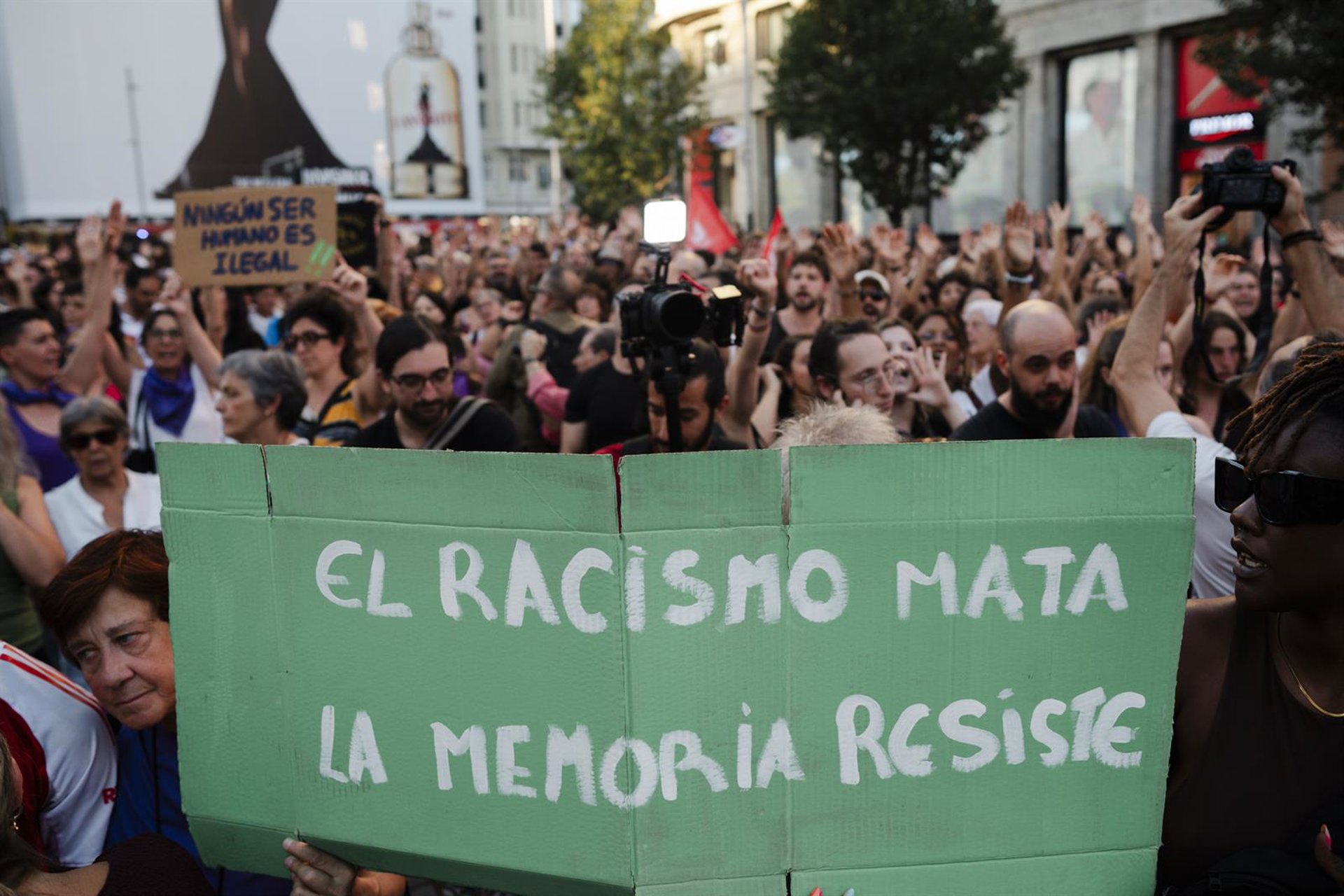 Cientos de personas claman contra el racismo en Madrid, Barcelona y Santiago: «No sobran migrantes, sobran fascistas»