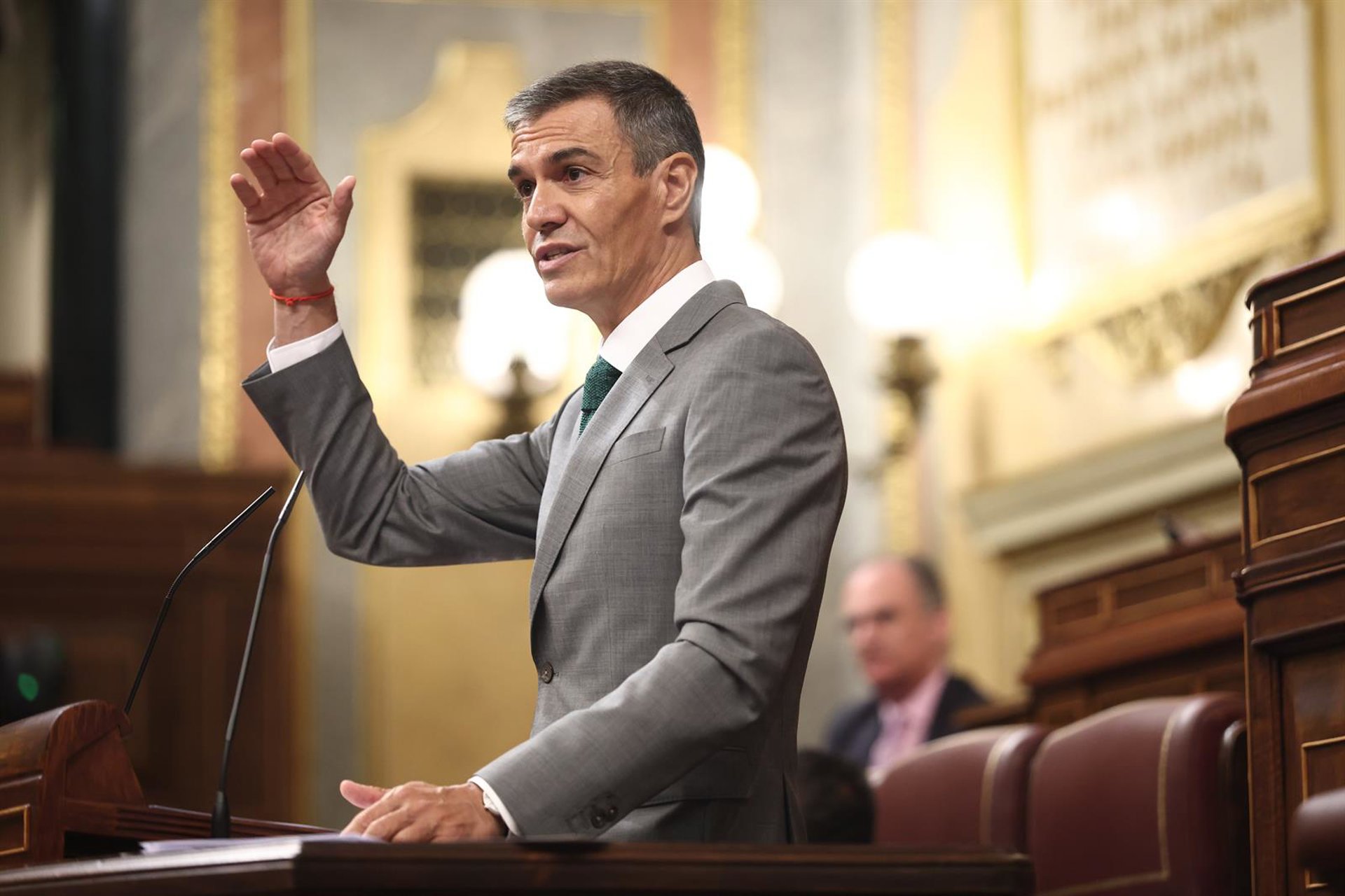 Sánchez promete a Ceuta 100 millones más de ayudas, trato especial en la UE y una visita del Rey «en próximas semanas»