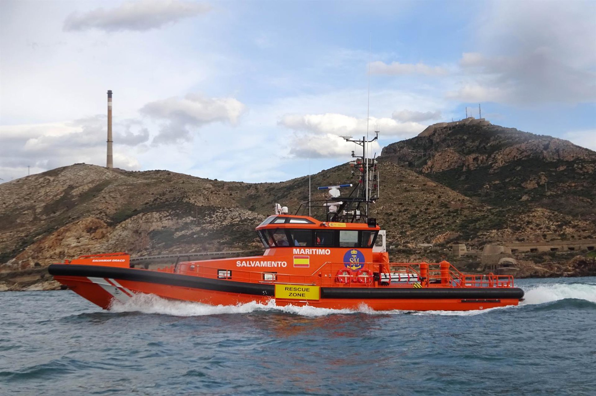 Salvamento Marítimo rescata a 19 inmigrantes en una embarcación a la deriva en Cabo de Palos