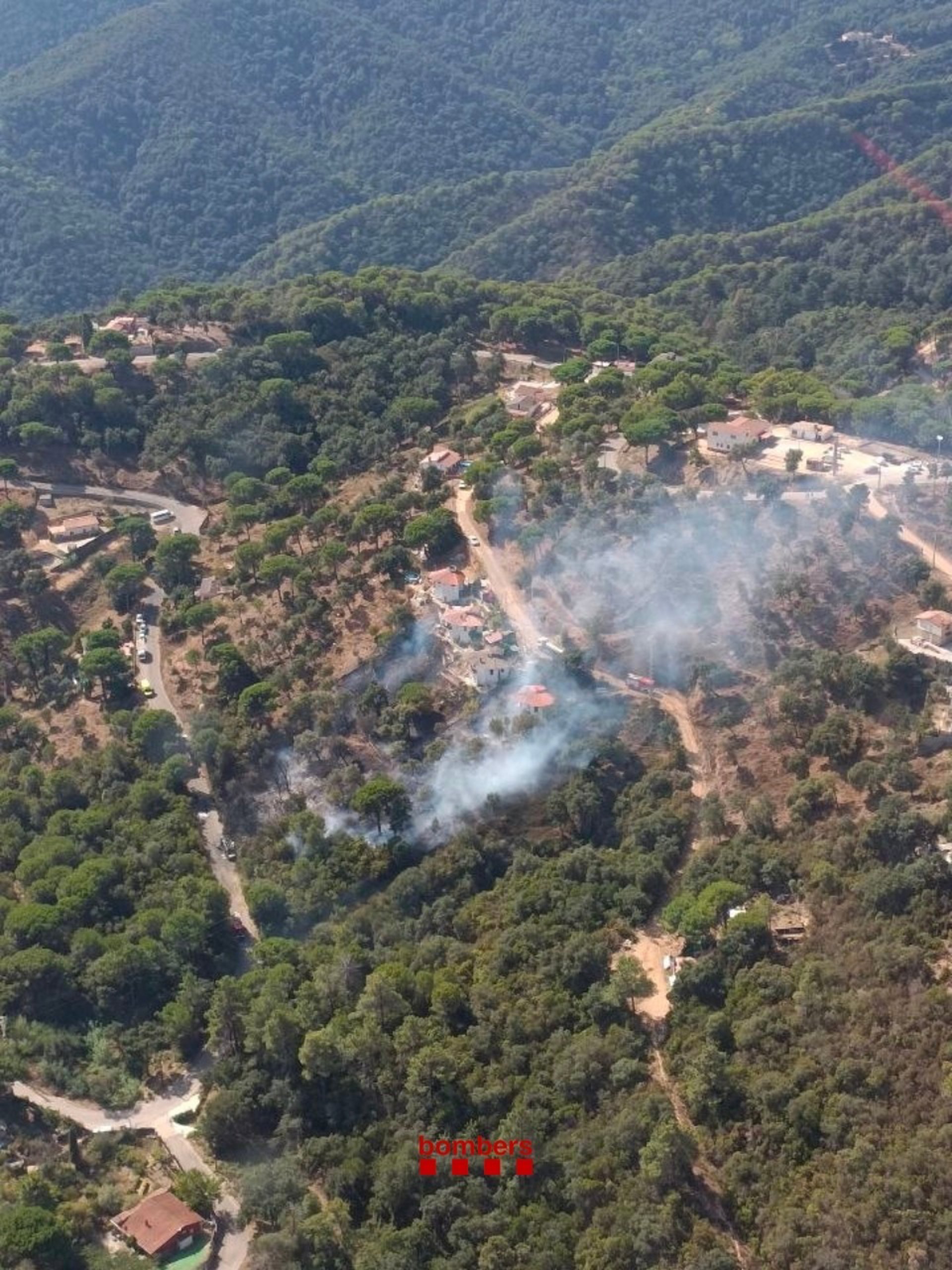 Los Bombers dan por controlado el incendio de Tordera (Barcelona) y se levanta el confinamiento