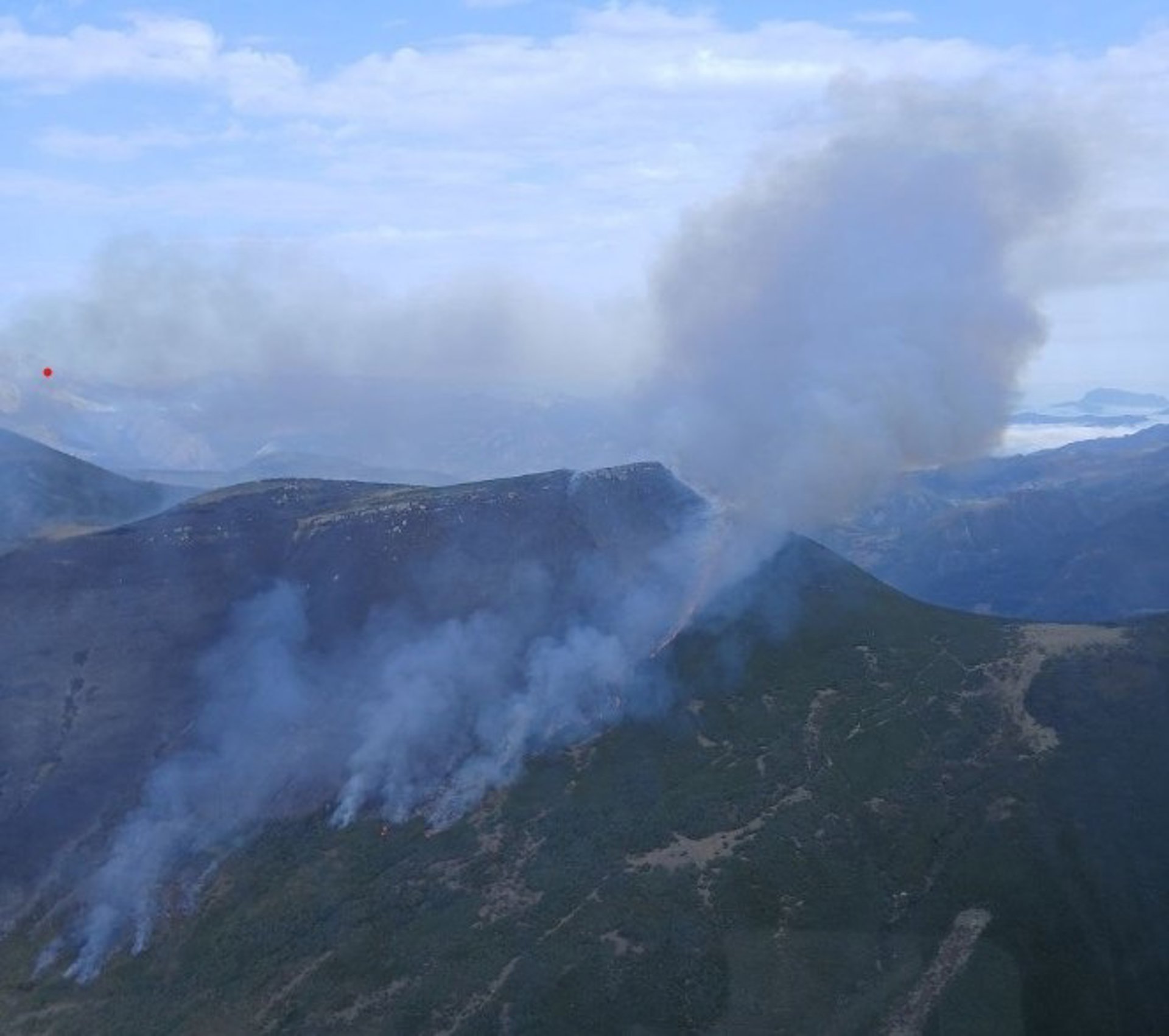 El incendio de Pendilla de Arbas (León) pasa a Asturias, donde se encuentra la parte más activa