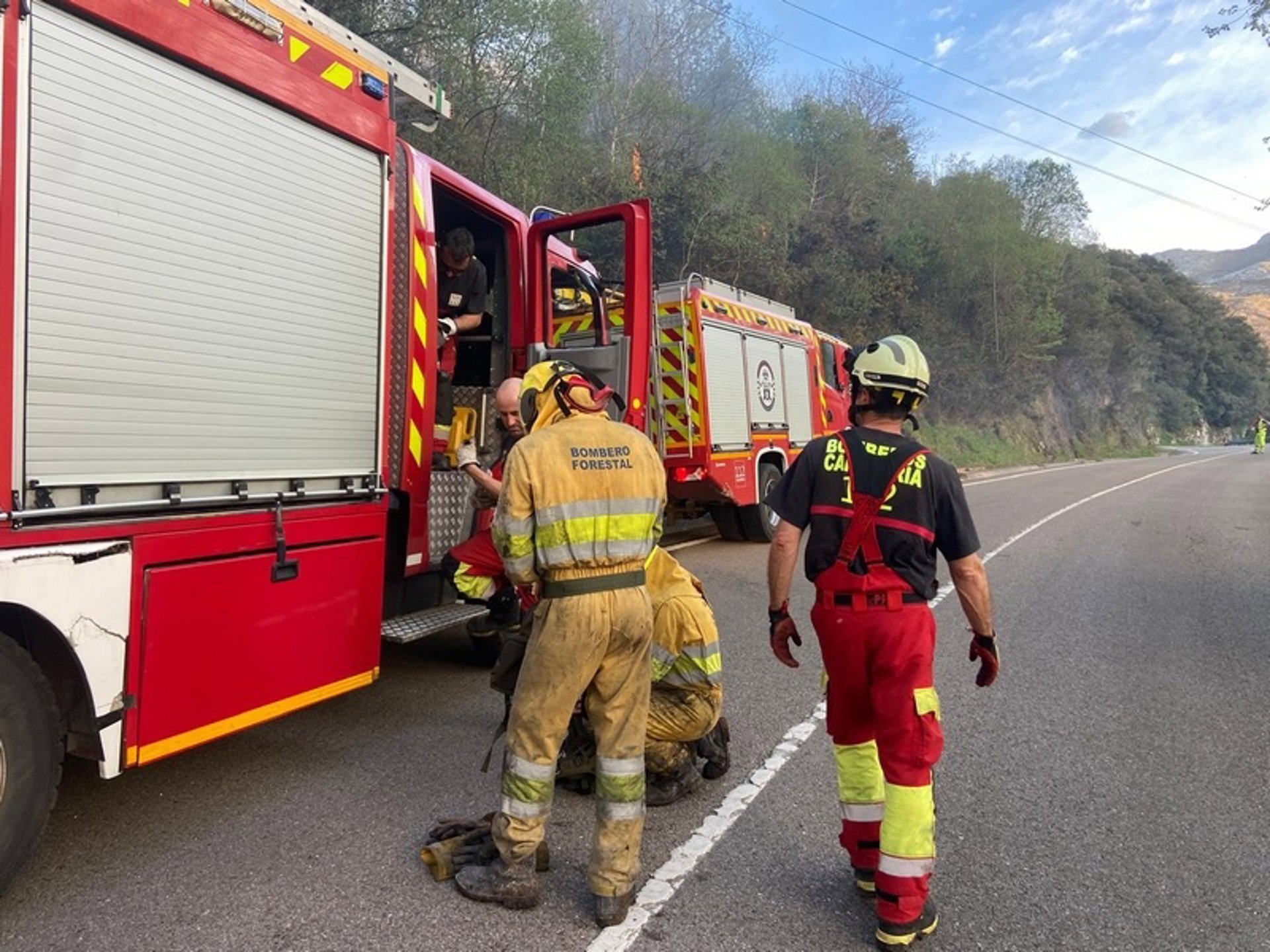 Cantabria tiene cinco incendios forestales activos pero controlados