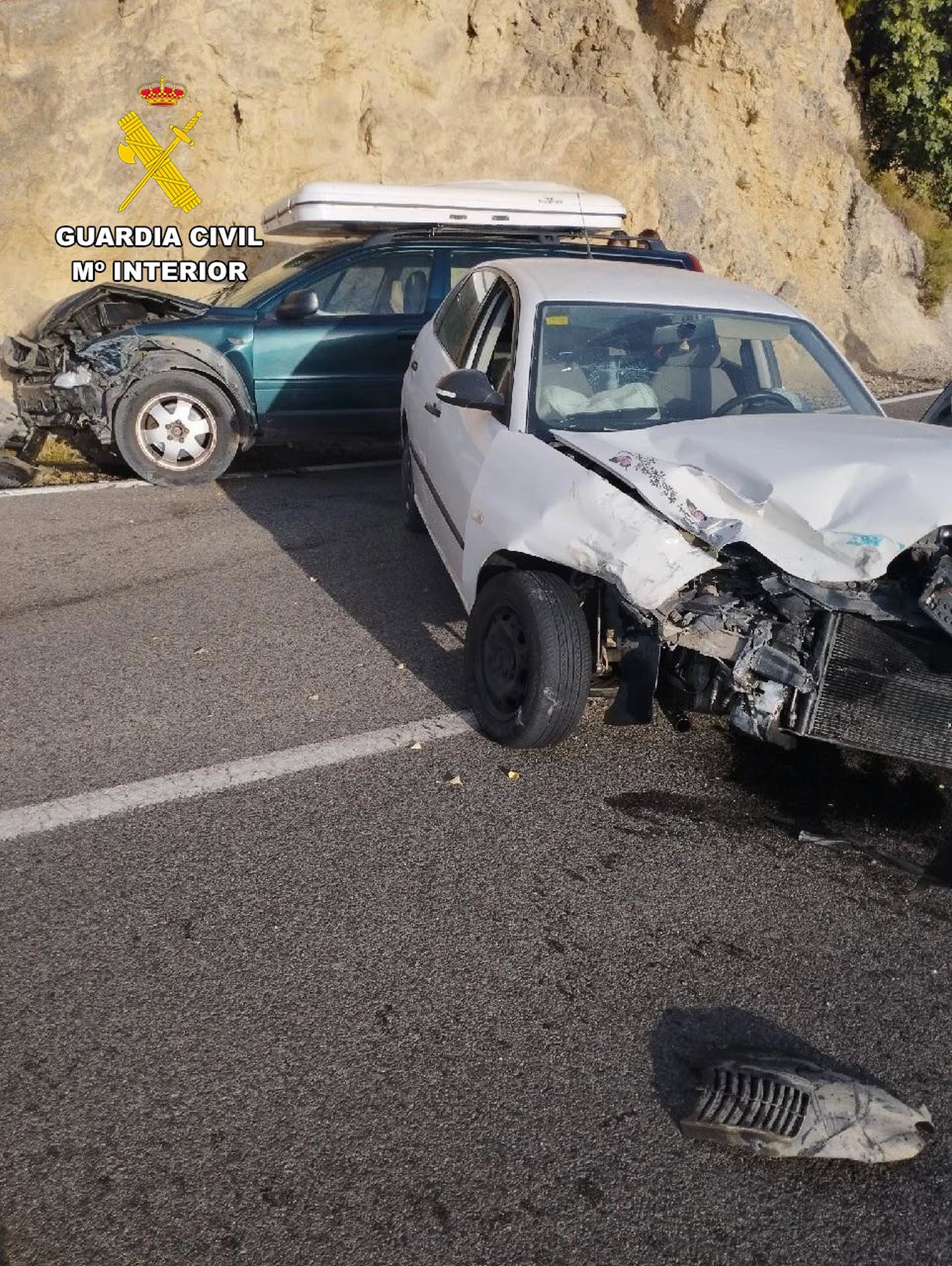 Detenido tras arrollar a dos guardias civiles y colisionar con otro coche en la A-348