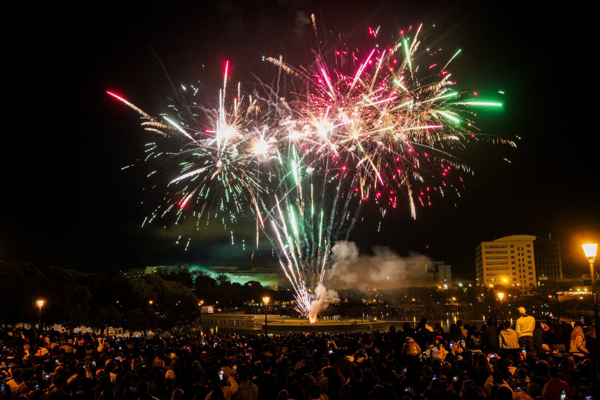 Ecologistas piden suspender los fuegos artificiales en zonas de alto riesgo por incendio